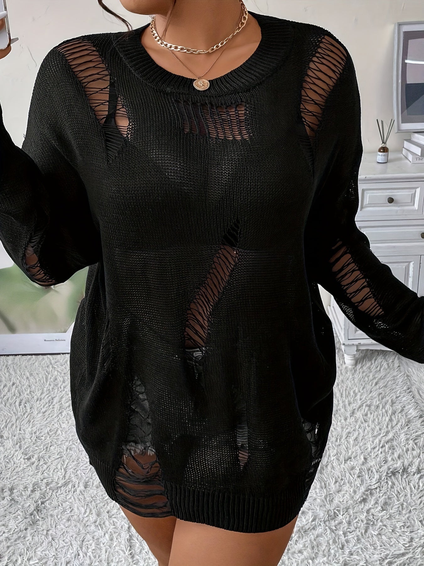 Katta o'lchamdagi ayollar uchun sviter, yirtilgan yelka va bo'sh dizaynga ega, mustahkam rangdagi cho'ziluvchan polyesterdan tayyorlangan. Yumaloq bo'yin va katta o'lchamdagi kesimga ega, bahor/yoz mavsumi uchun ideal.