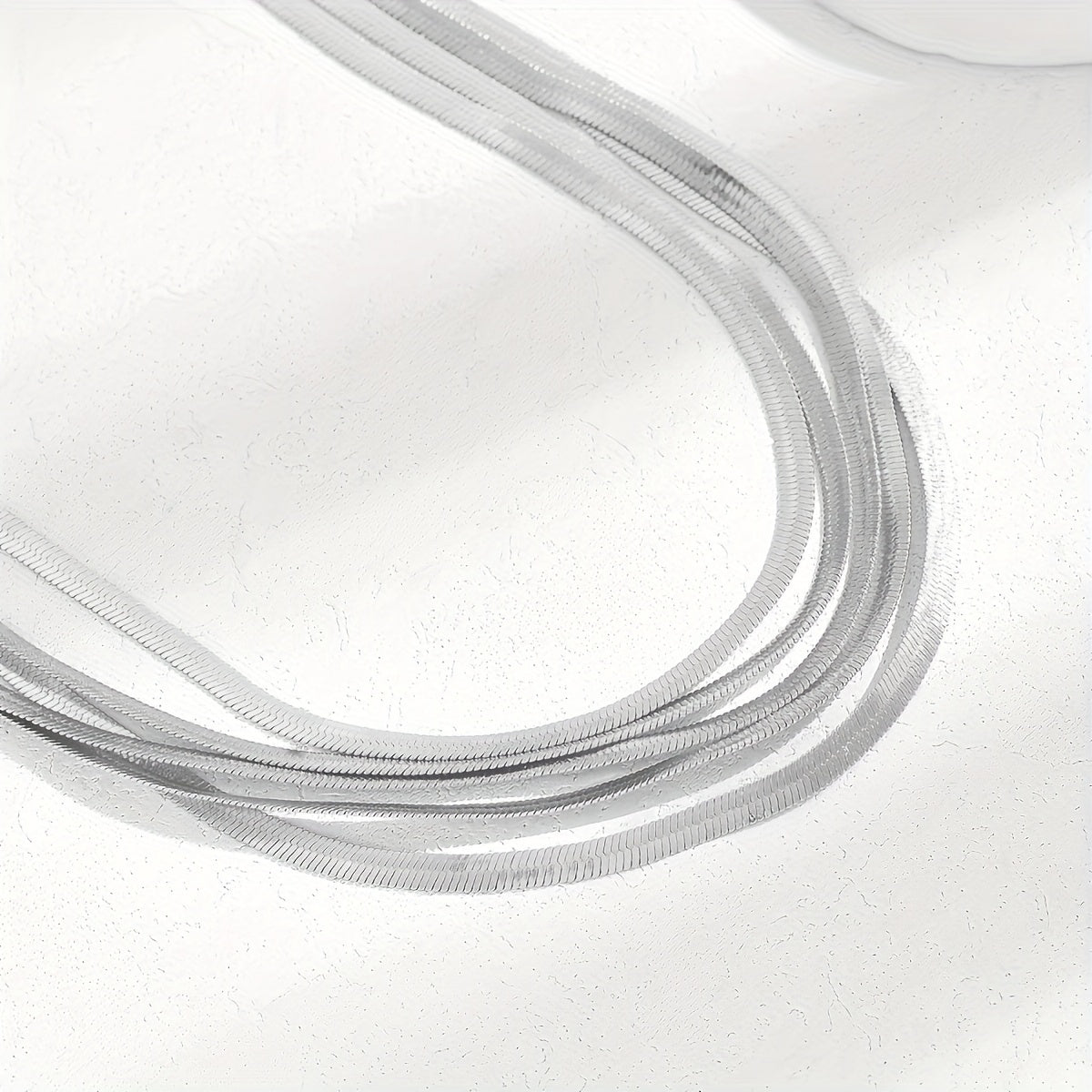 Zamonaviy va nafis, bu ko'p qatlamli tekis ilon zanjirli marjon ayollar uchun mukammaldir. U temir materialidan tayyorlangan bo'lib, hashamatli qoplama bilan, har kuni va barcha fasllarda kiyish mumkin bo'lgan ko'p funksiyali bo'yinbog'idir.