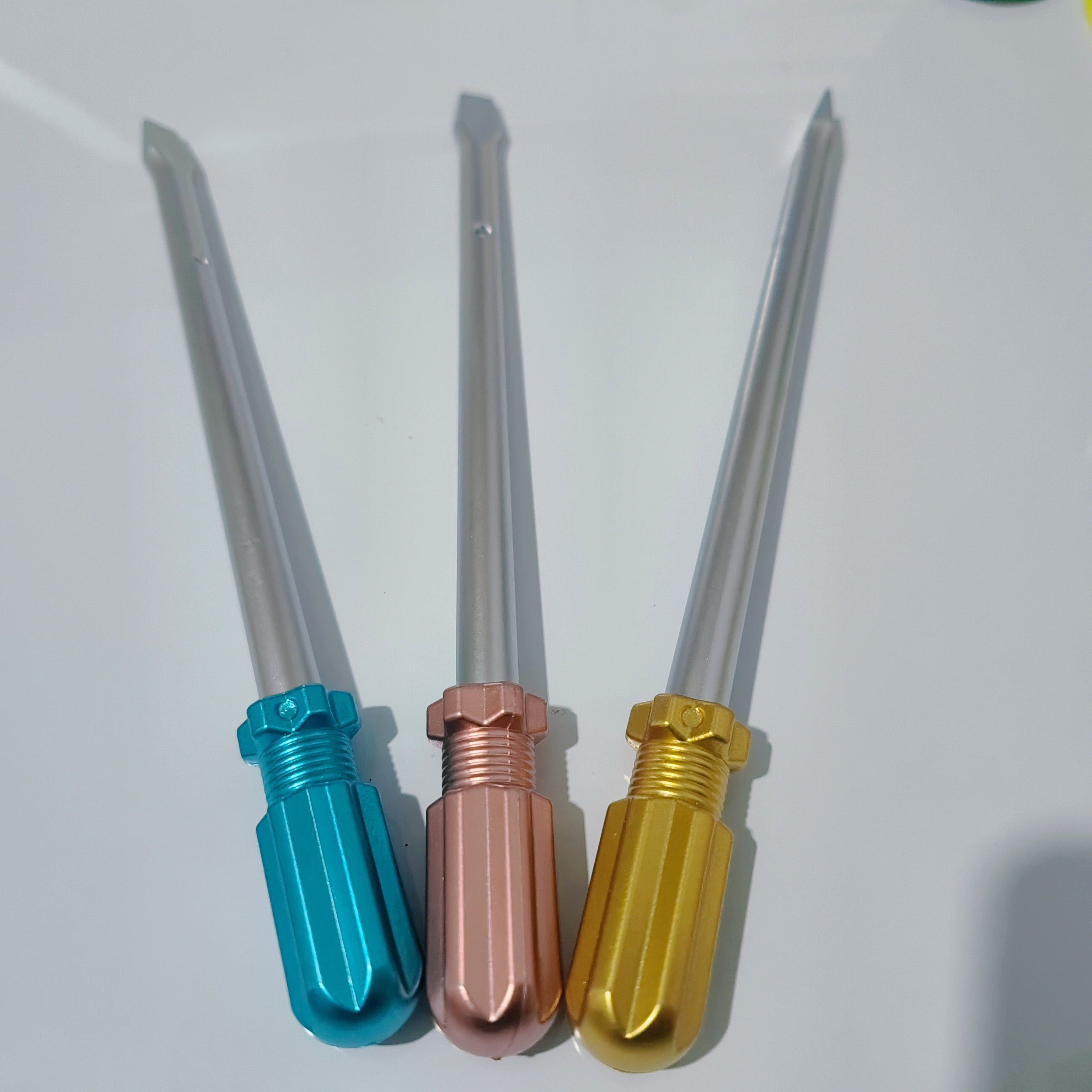 Набор из 3 или 10 инструментов, включая ключ, отвертку, молоток и шариковую ручку.