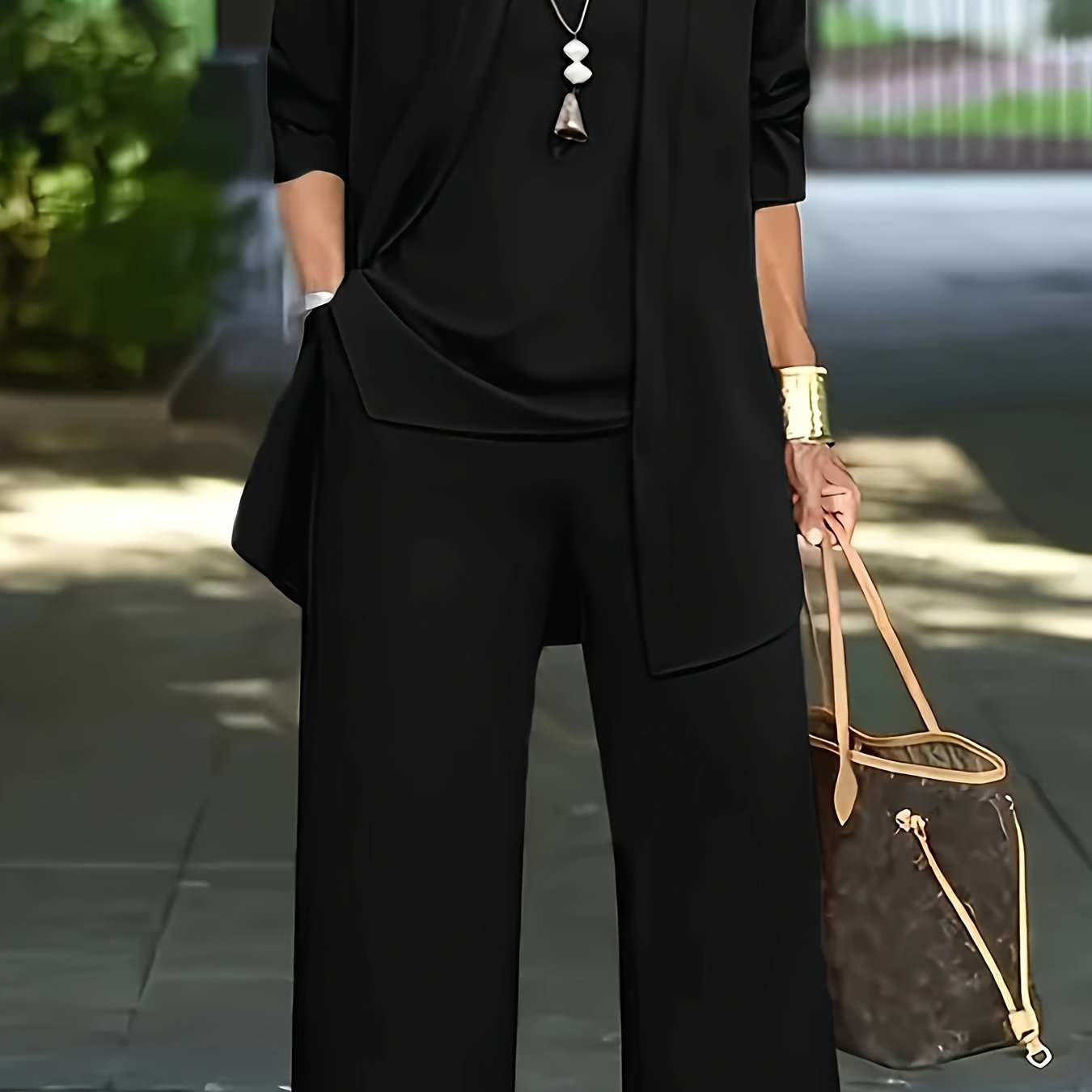 Ayollar uchun zamonaviy zaytun yashil ikki qismli to'plam: bo'linma qirralari bilan yengsiz ko'ylak, uzun yengli kardigan va keng oyoqli shimlar, mashinada yuvish mumkin bo'lgan polyester aralashmasidan tayyorlangan.