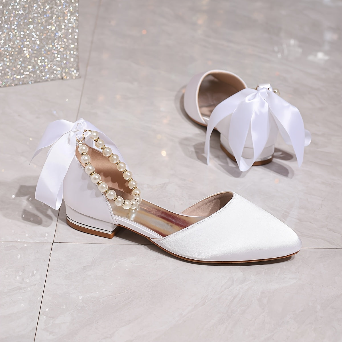 Ayollar uchun oq satindan tikilgan to'y poyafzali, nuqtali barmoqli, pastki tagli, kamon bilan