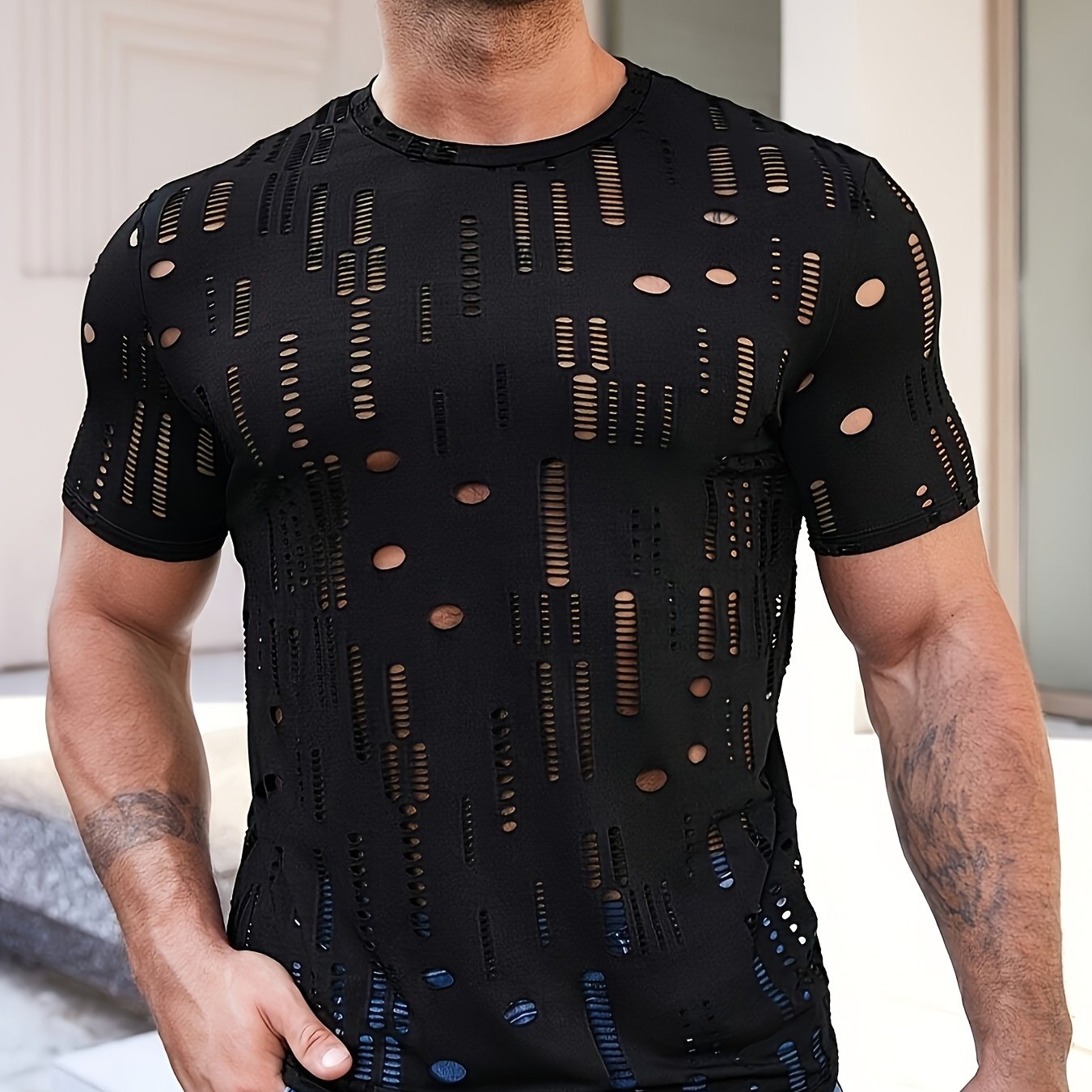 Erkaklar uchun tor kesimli krujka yoqasi T-ko'ylagi, mustahkam rangdagi cho'ziluvchan to'qilgan polyester matodan tayyorlangan va kesilgan detallar bilan.