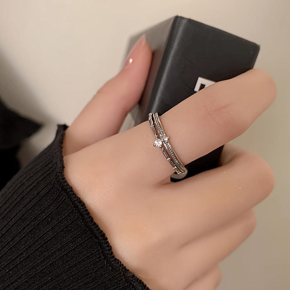 Zarif va chiroyli S925 kumush zirkoni ikki qatlamli toj uzuk, hashamat va retro jozibasi bilan to'la, bu esa uni ayollar uchun 14-fevral yoki har qanday maxsus tadbirda mukammal sovg'a qiladi.