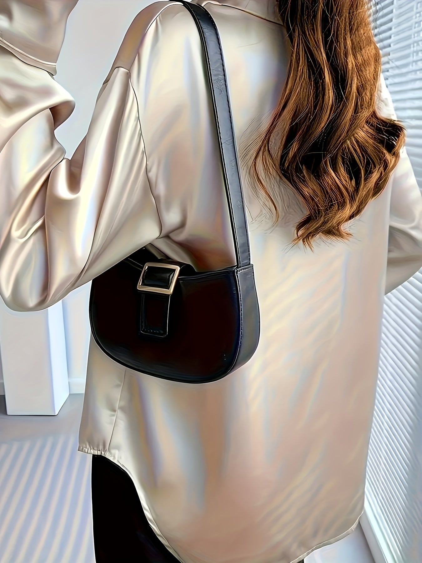 Ayollar uchun plussiz qora tugmachali ko'ylak, nafis yaka va moslashtirilgan kesim bilan. Har mavsumda kiyish uchun polyester/spandeks aralashmasidan tayyorlangan. Yumshoq tugatish bilan mashinada yuvilishi mumkin, norasmiy kiyim uchun mos.