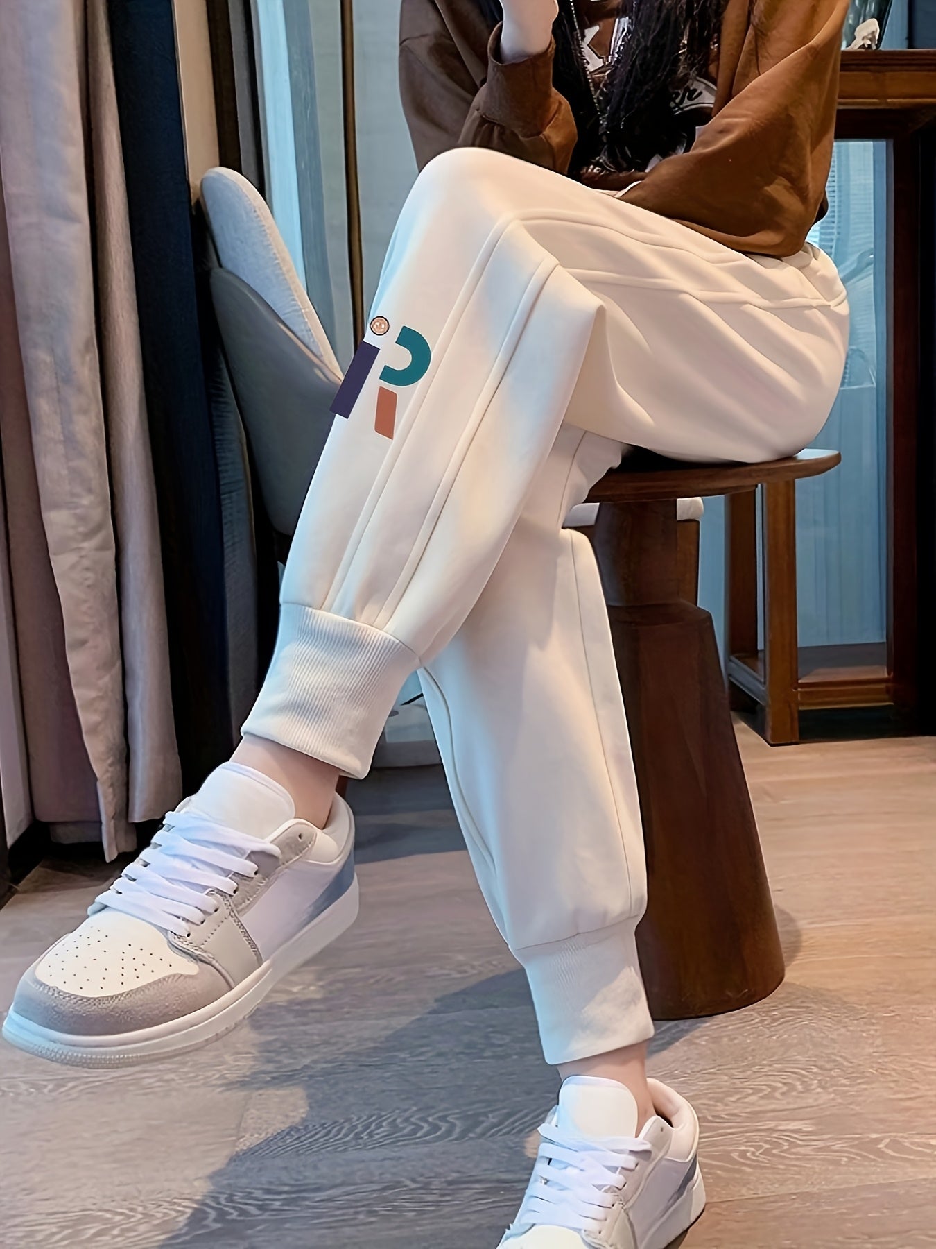 Qora sport shimlar ayollar uchun elastik bel, tortish ipi va cho'ntaklar bilan. Kuz/qish uchun mukammal. Zamonaviy va qulay.