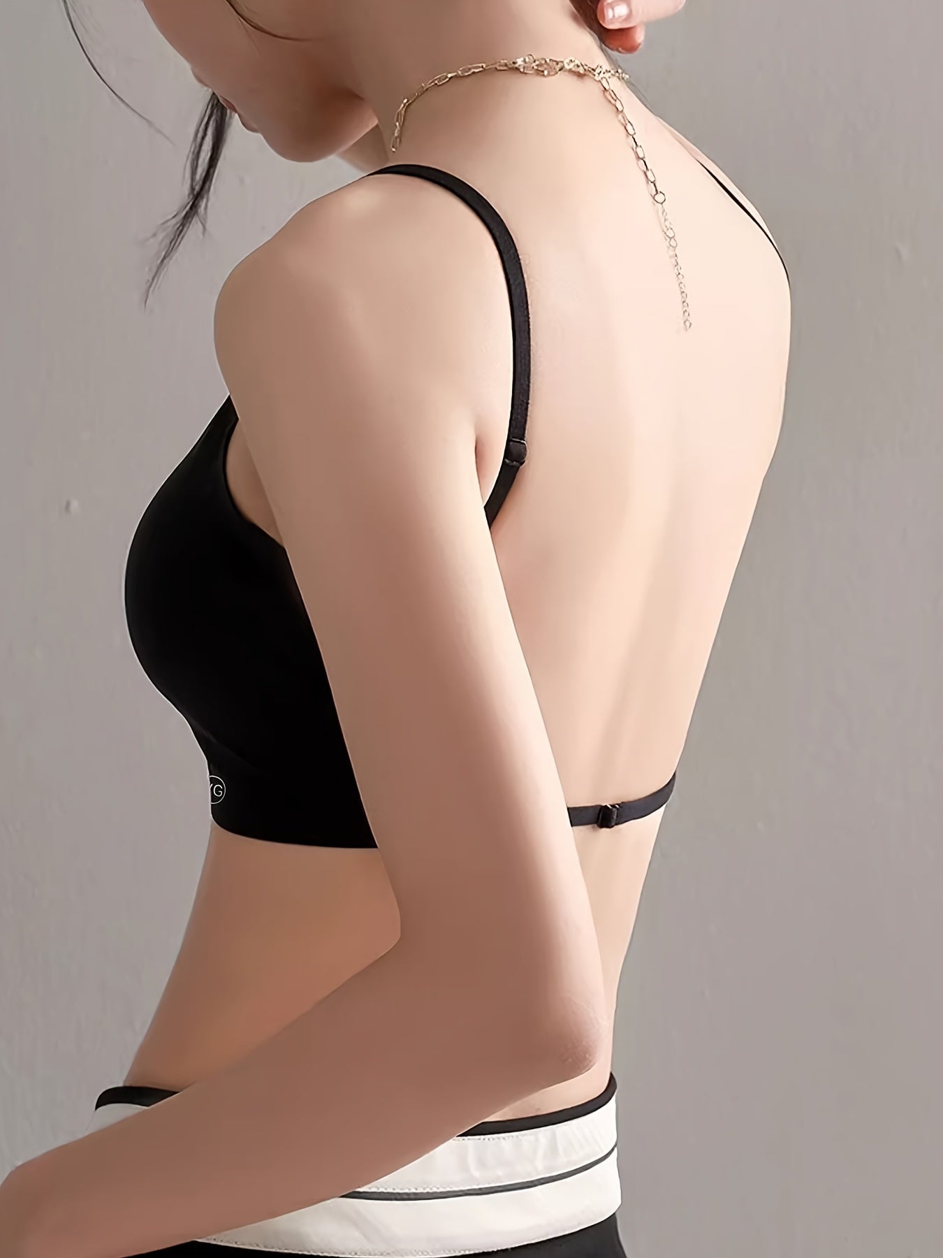 Элегантный черный комплект нижнего белья включает в себя бесшовный бюстгальтер с эффектом пуш-ап и съемными подушечками для сексуального комфорта и полной поддержки; изготовлен из смеси нейлона и спандекса, можно стирать вручную.