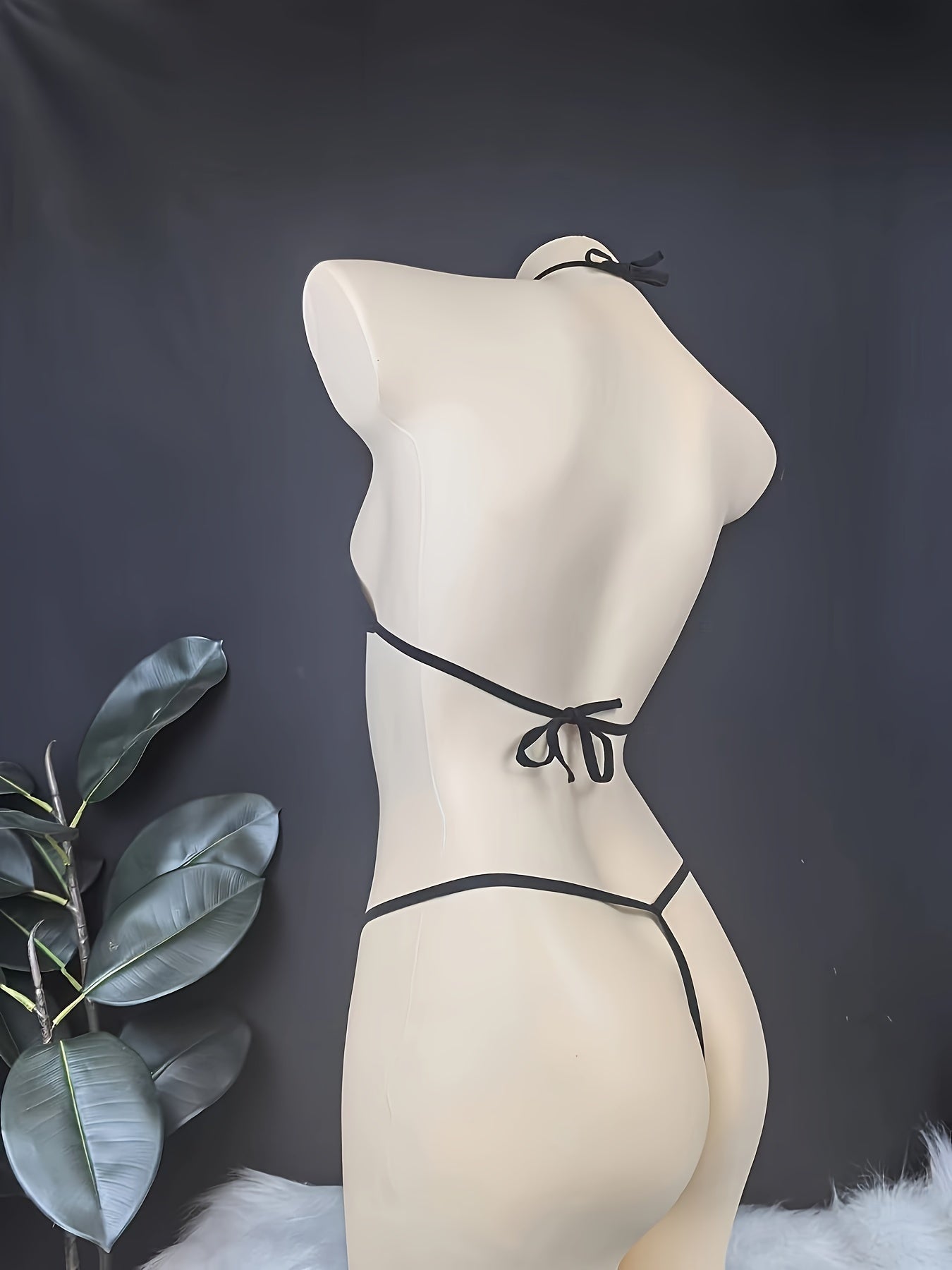 Lace mesh va jozibali to'r tafsilotlari bilan bezatilgan, zamonaviy evropa va amerika ko'cha kiyimlari, bikini to'plamida.