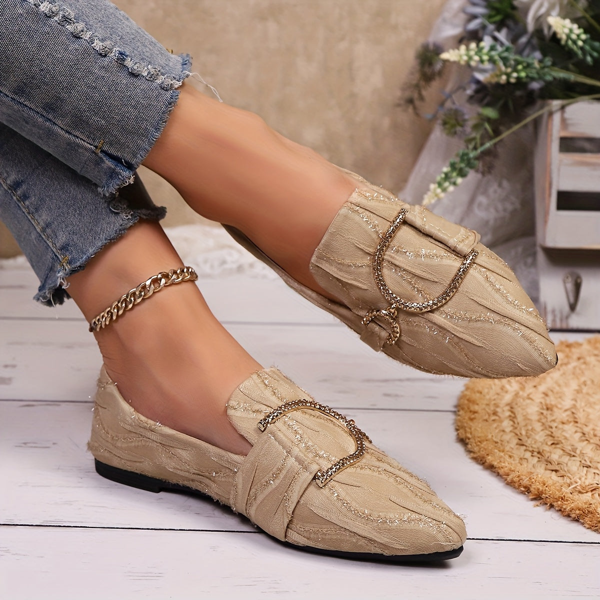 Ayollar uchun rhinestone metall zanjirli slip-on mokasinlar bej rangli, yopishqoqsiz kauchuk tagli