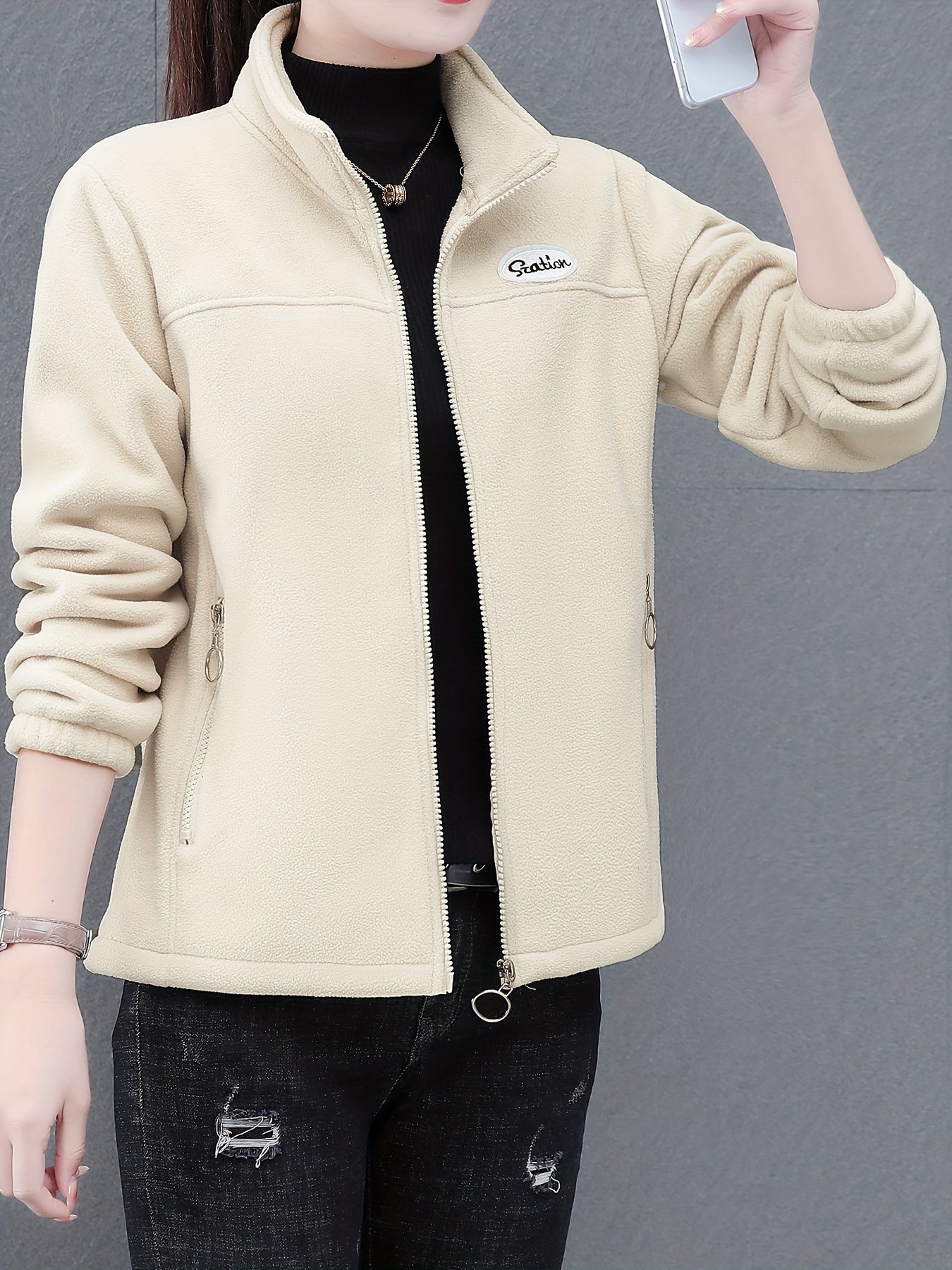 Ayollar uchun tasodifiy flis jakketi, alfavit naqshi, turli xil yenglar, oddiy moslashuv, kattalashtirilgan va zipper tafsiloti.