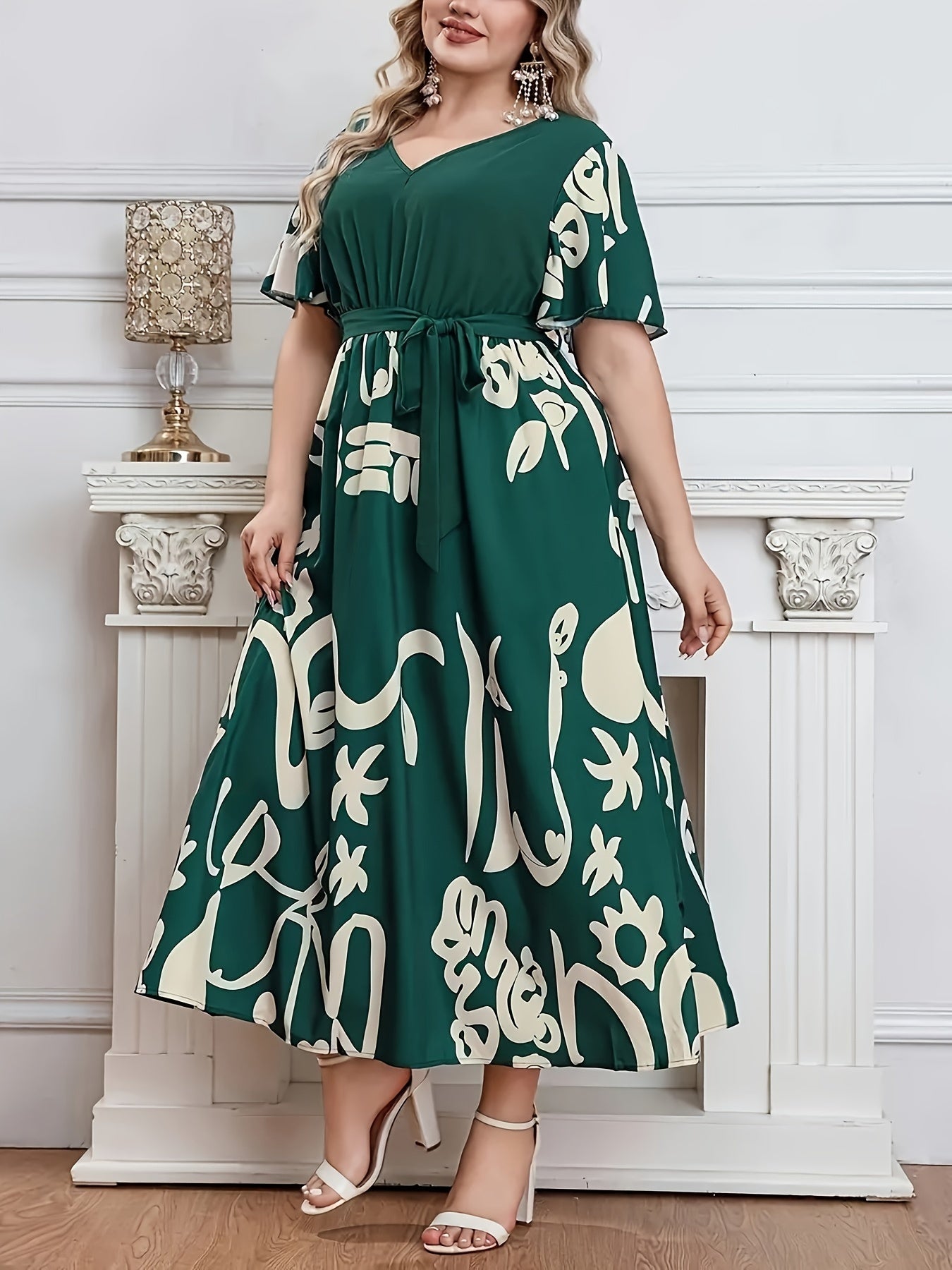 Платье с крупным цветочным принтом и заплатками, поясом, V-образным вырезом и короткими рукавами для весны и лета