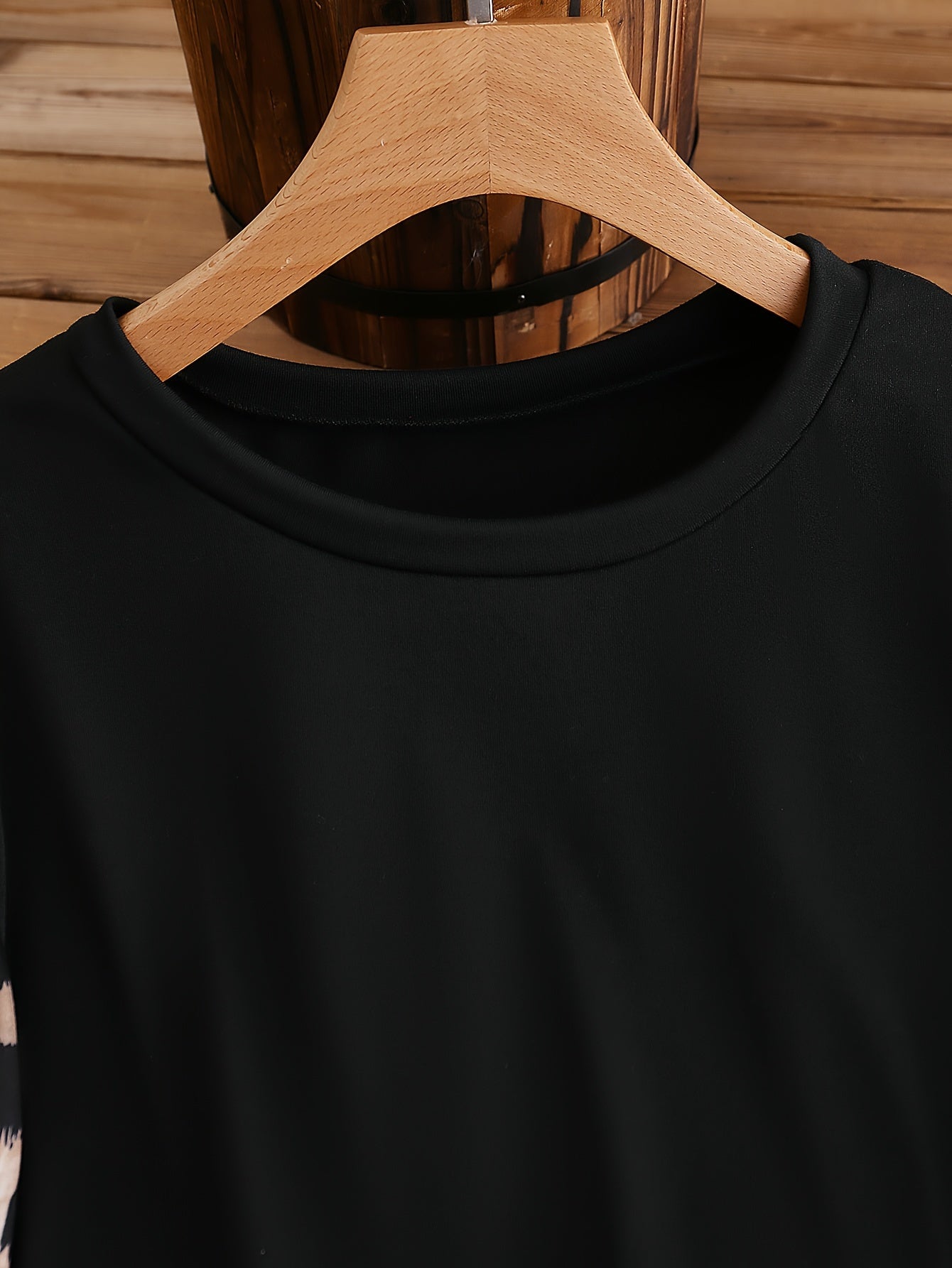 Klassik polyester to'qima matodan tayyorlangan, o'rtacha cho'zilishga ega bo'lgan, bahor/kovak uchun mo'ljallangan, plus o'lchamdagi rangli blok leopard naqshli crew neck futbolka.