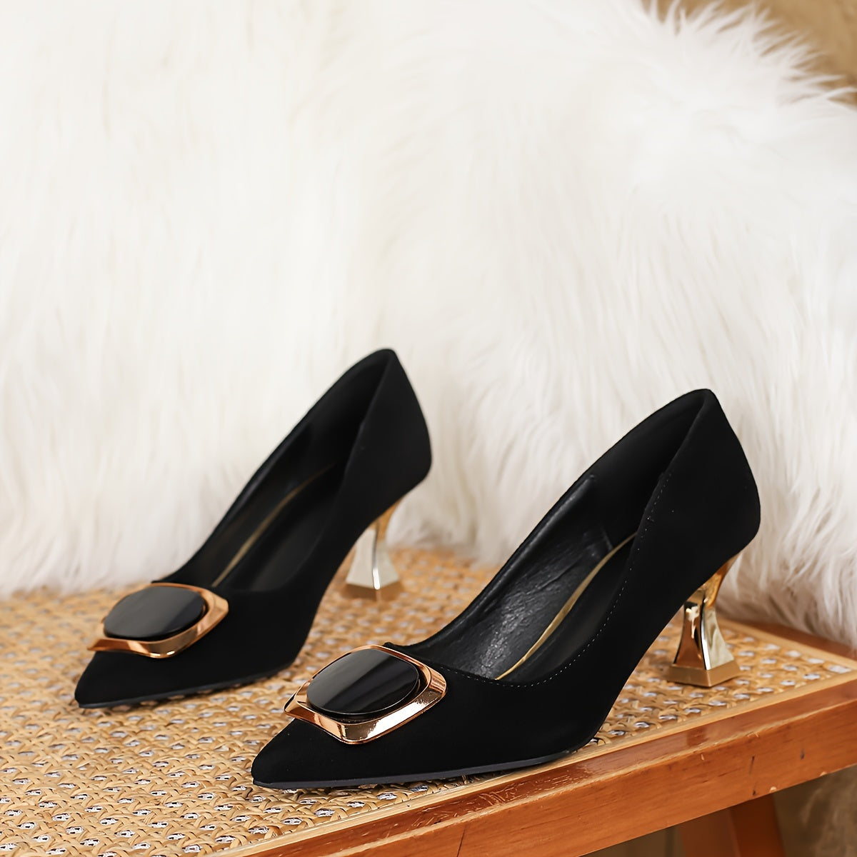 Ayollar uchun yuqori stilettolar qora flanel mato bilan, oltin tokchali, ofis va kundalik uchun