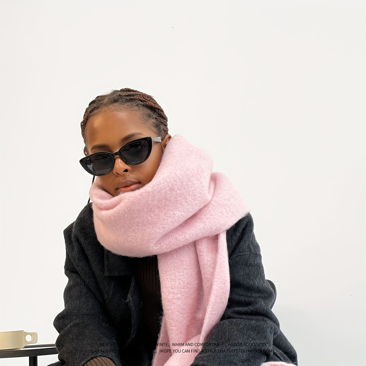 Qalinlangan tassellar bilan qalin rangli qishda sharf