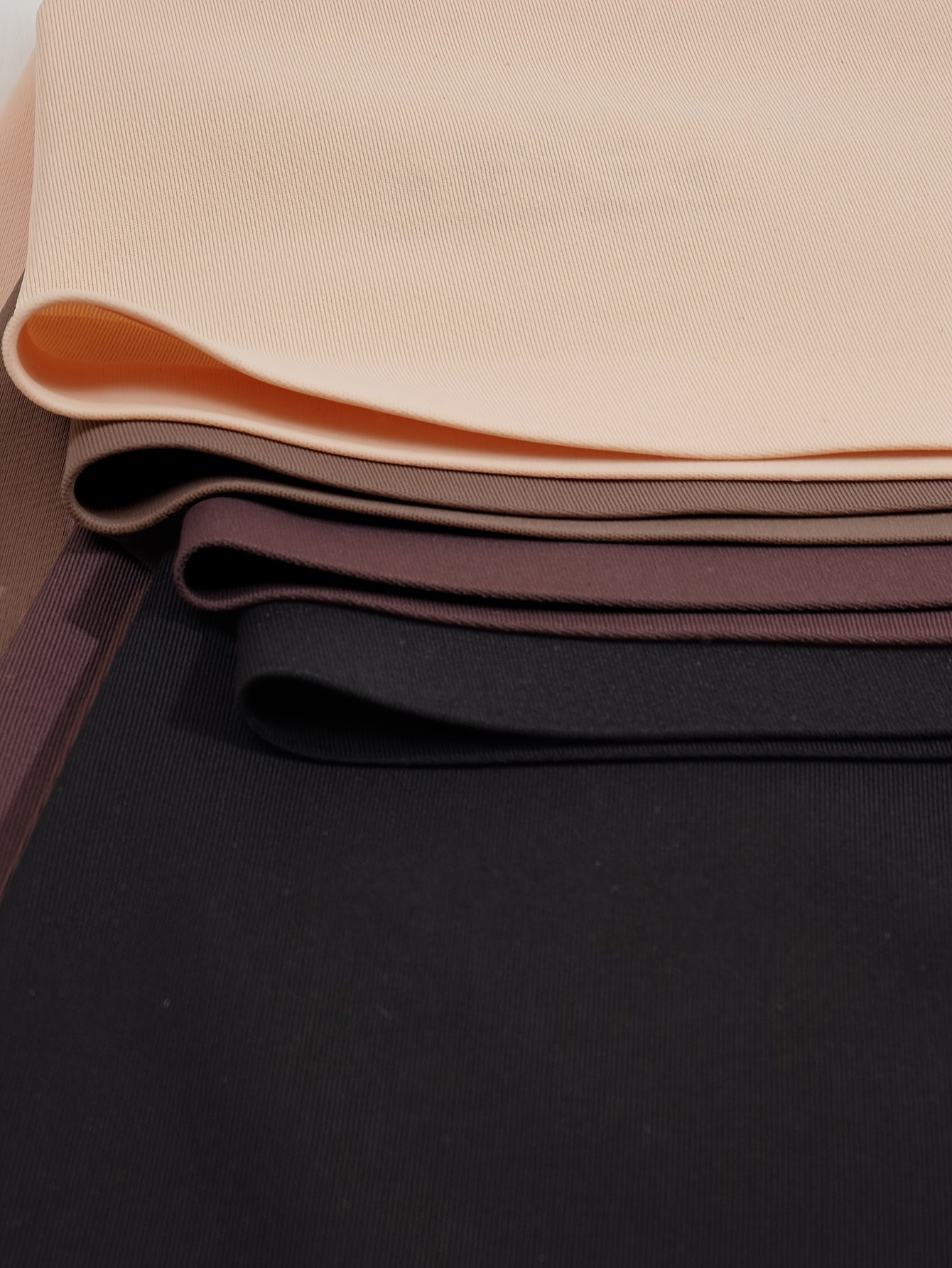 Ayollar uchun yuqori belli xavfsizlik shortlari, bu esa to'siqni ko'taradi va qorin qismini silliq qilib tekislaydi.