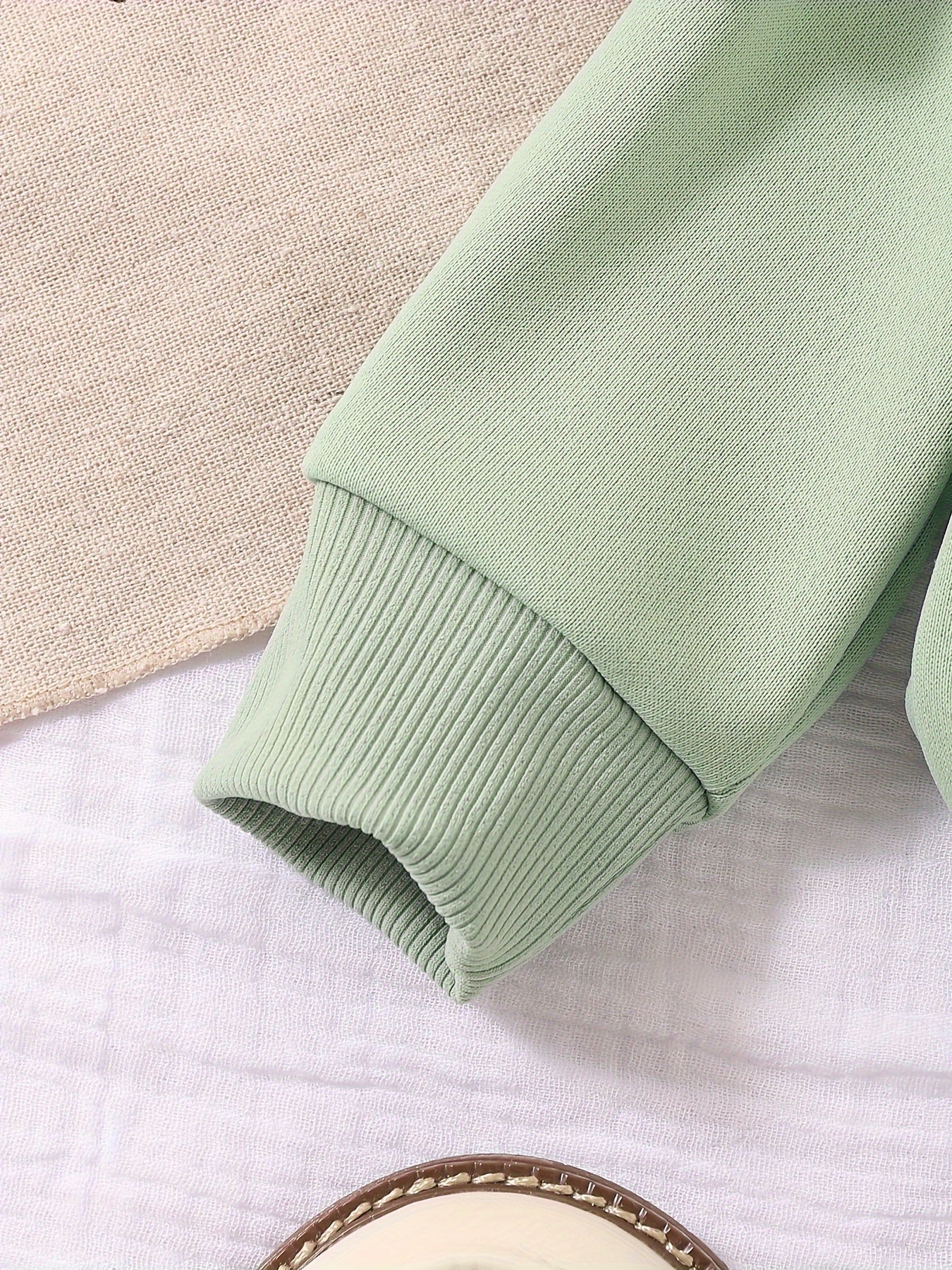 Qizlar uchun mint yashil rangdagi sviter va shimlar to'plami, iliq, qalin sviter va keng, qulay shimlar bilan. Oson moslashtiriladi va bahorda kundalik kiyim, sayohat va ochiq havoda faoliyatlar uchun ideal.