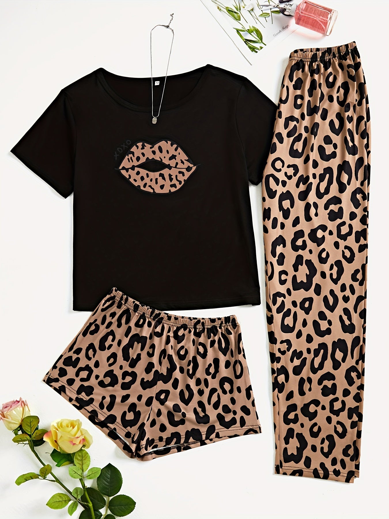 Conjunto de pijama de 3 piezas para mujer con estampado de leopardo y labios, camiseta de manga corta, pantalones cortos y pantalones largos, ropa de dormir