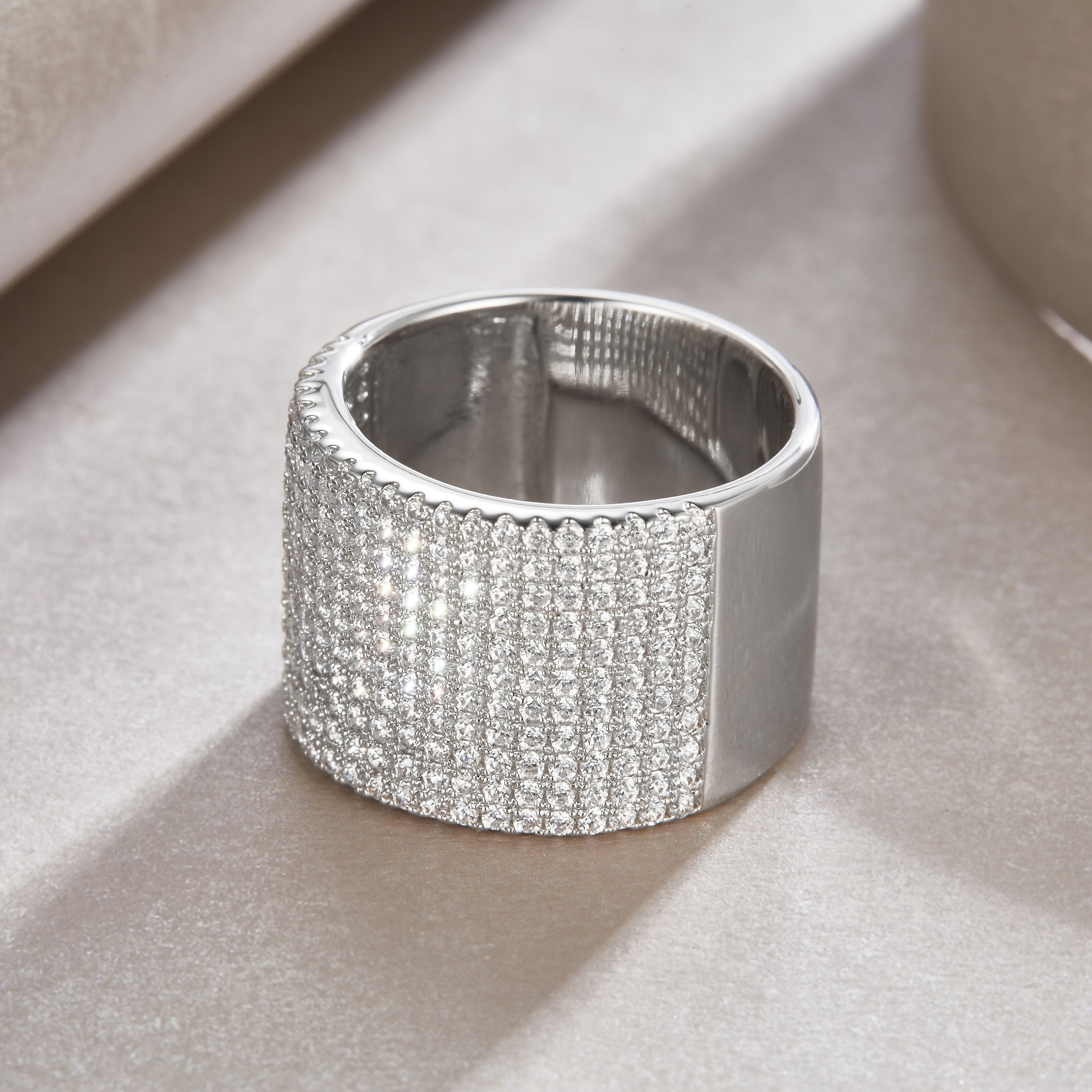 Zarif 925 Silver to'y halqasi, muzlatilgan porloq Moissanite keng tasma - Ayollar uchun mukammal zargarlik sovg'asi