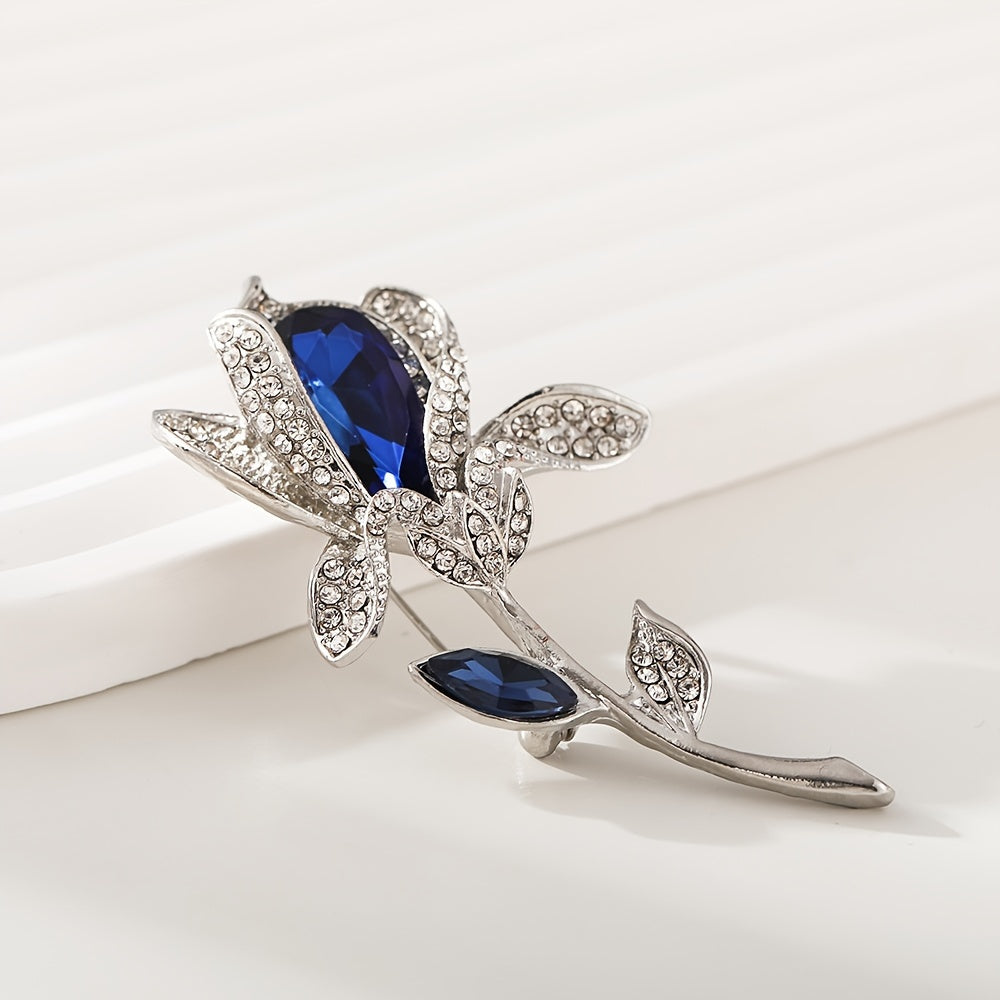 Элегантная, сверкающая кристальная брошь, украшенная роскошными лилиями - идеальный изысканный аксессуар для любого стильного наряда.