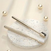 1 yoki 2 ta yumshoq tish cho'tkasi, samarali og'iz parvarishi uchun bambuk ko'mir tolalari bilan uyda.