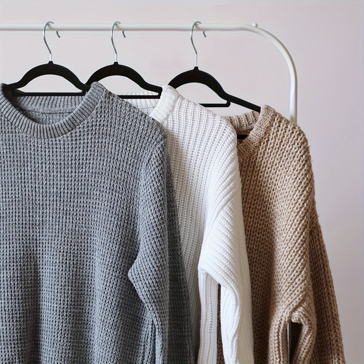 Juego de 50 perchas de terciopelo negro antideslizantes con ganchos giratorios para trajes, vestidos, abrigos