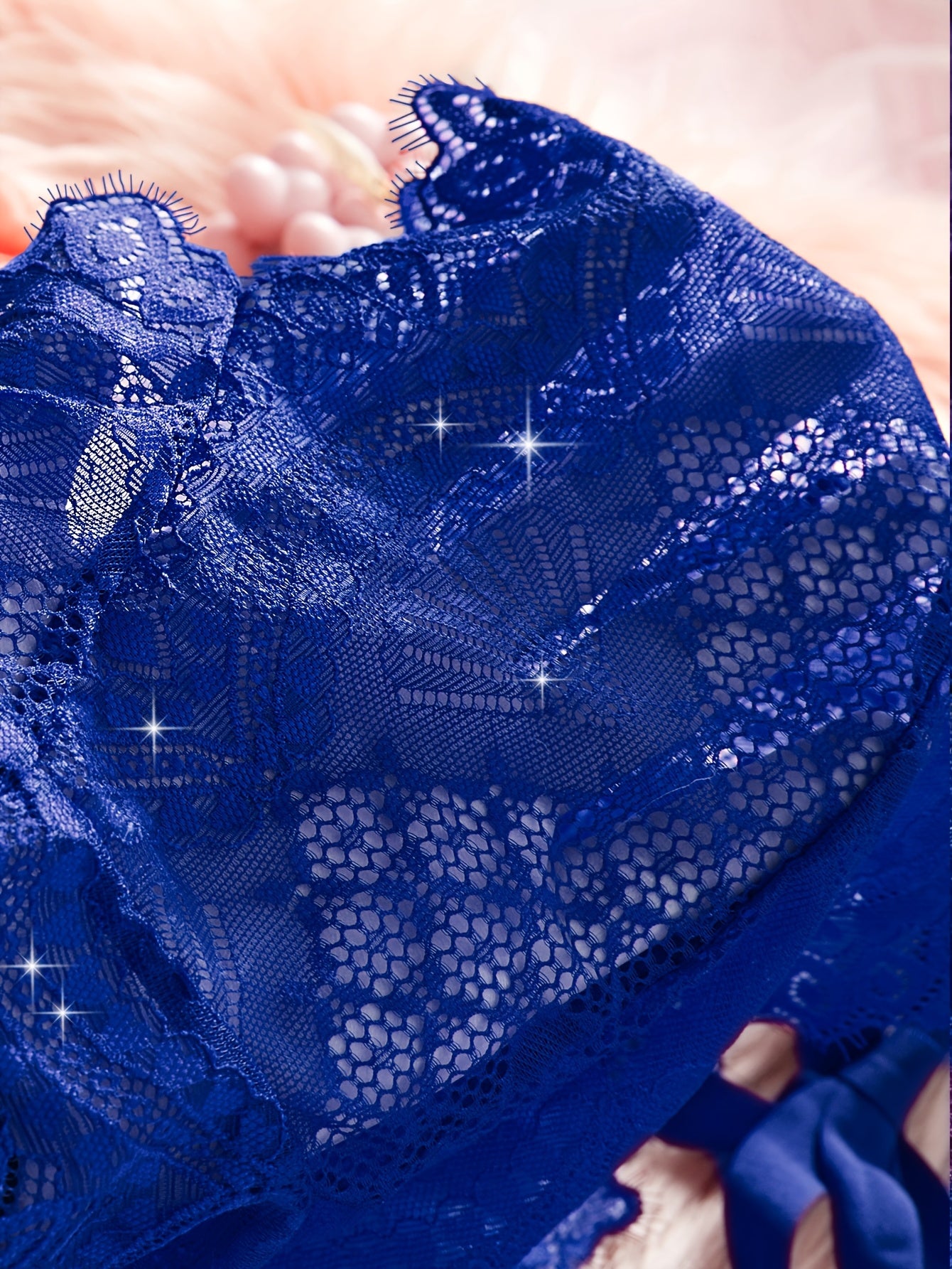 Лингерии на День Святого Валентина: Кружевной комбинезон и V-образный боди для женщин