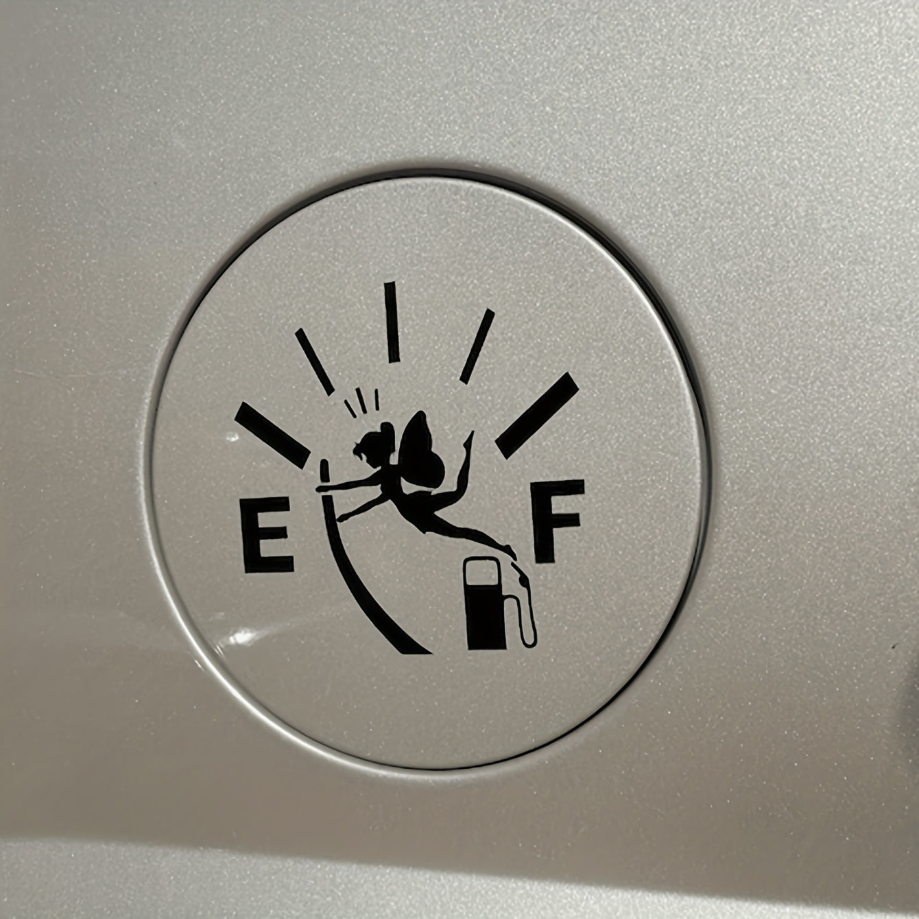 Наклейка на крышку бензобака с забавным индикатором уровня топлива, бегущая на пустом баке