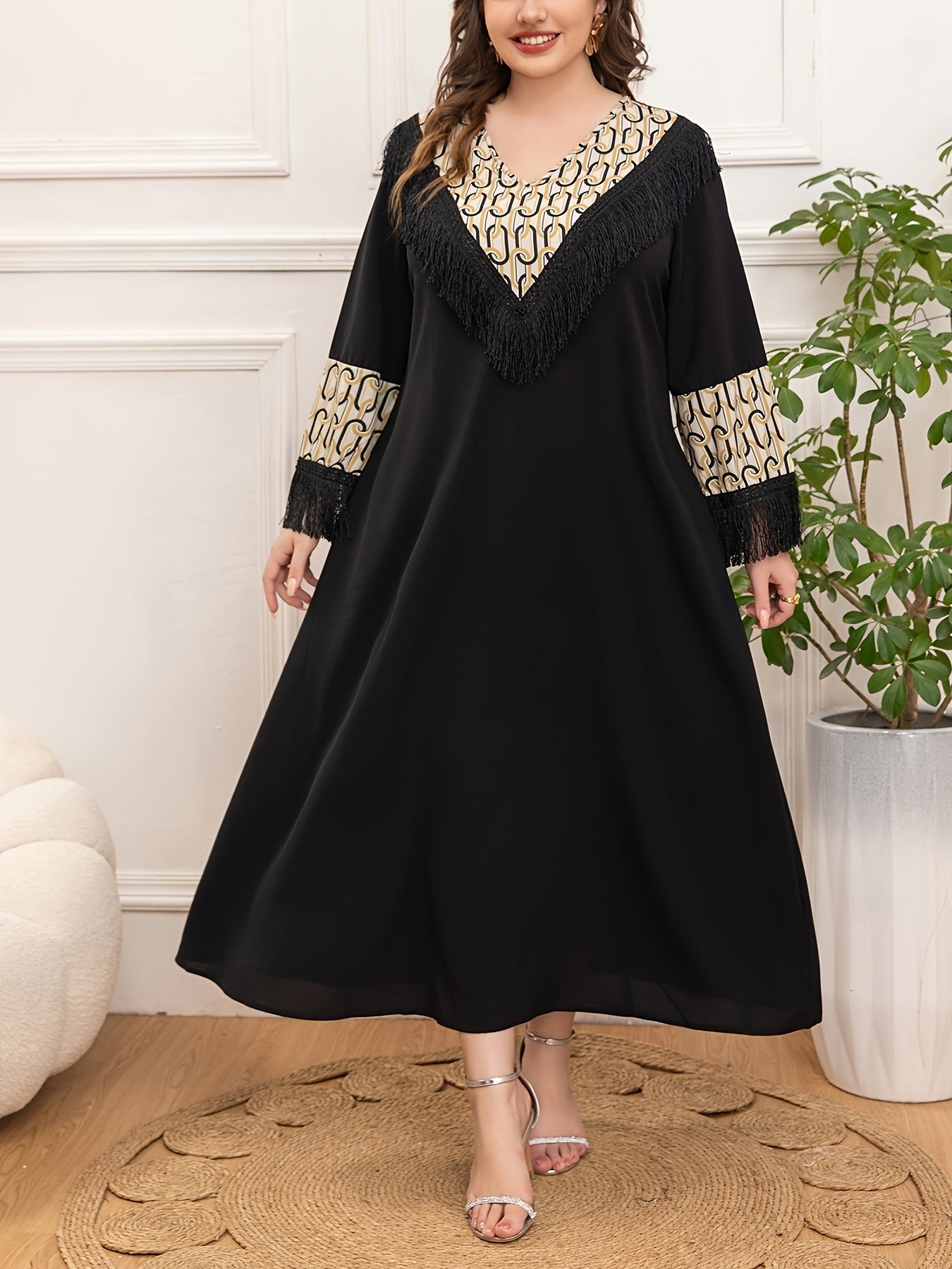 Plus o'lcham ayollar uchun V-yonoqli tassel kiyi qora geometrik bosma barcha mavsum uchun