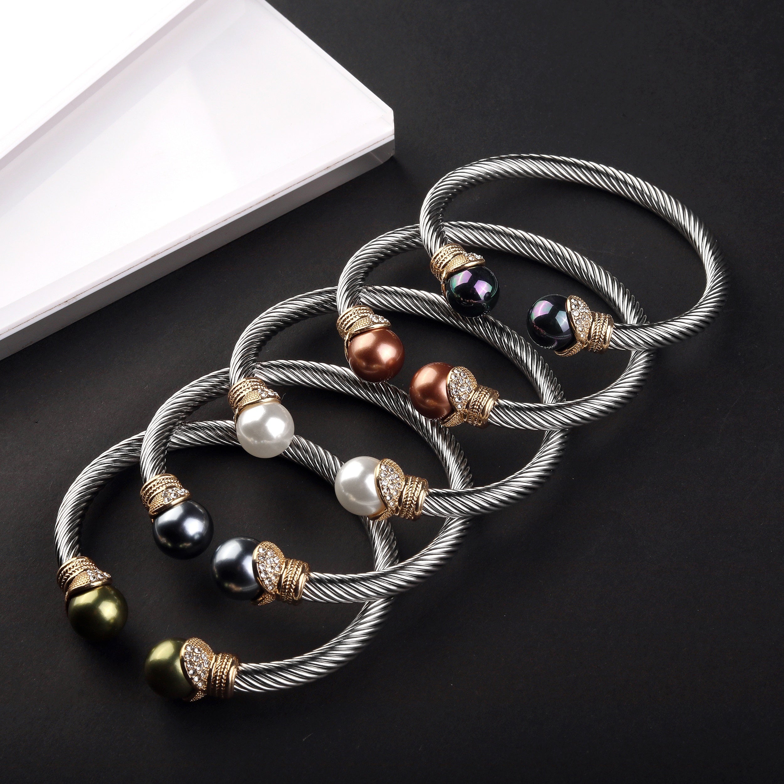 "O'ralgan Kabel Bangle Bilaguzuk, 12mm Oniks bilan Elegant Noxush Po'latda - Ona va Singil uchun Ideal Sovg'a, Kundalik Kiymak uchun Zo'r va 14-fevral, Yagona Parcha"