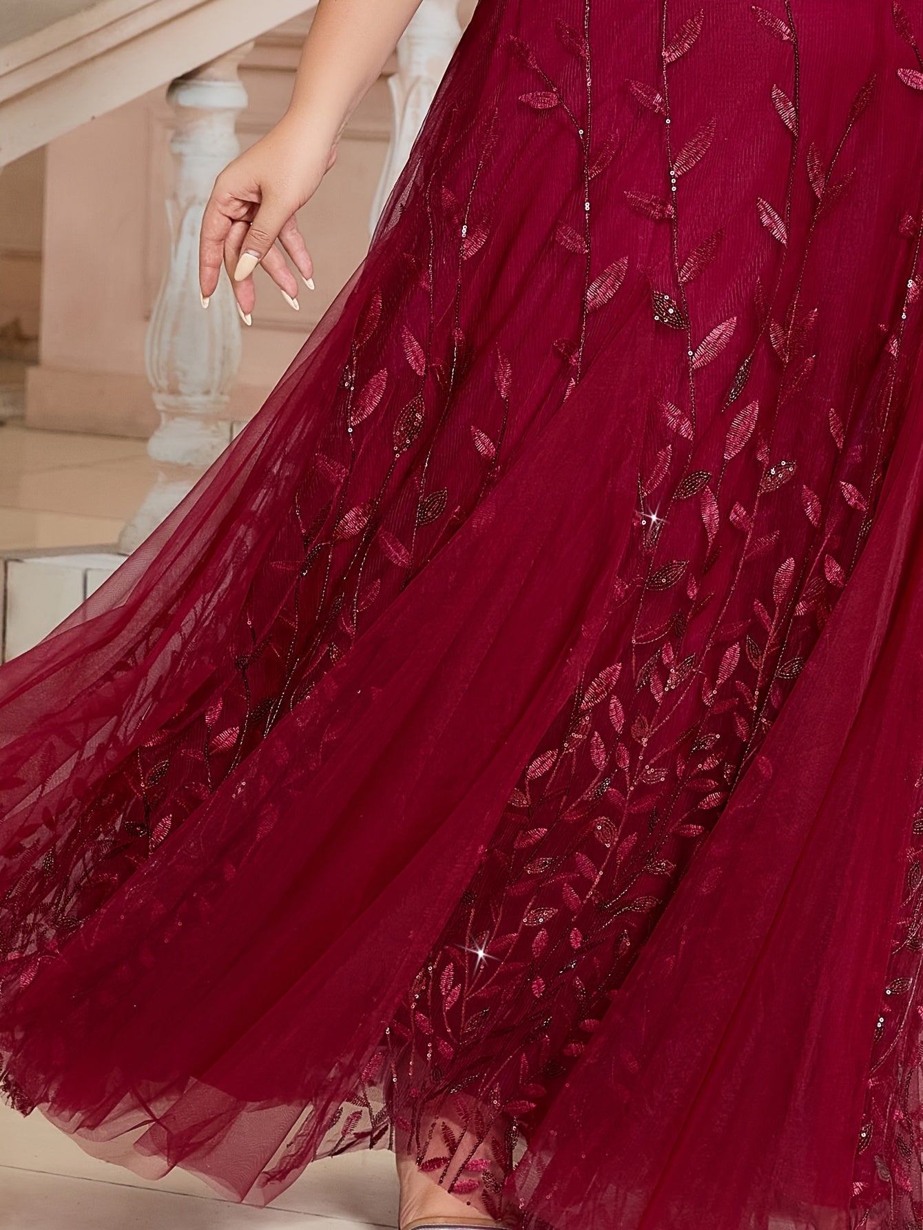 Plus Size Floral V-Neck Mother of the Bride Dress Long Sleeveless Gown Black White Leaf Pattern