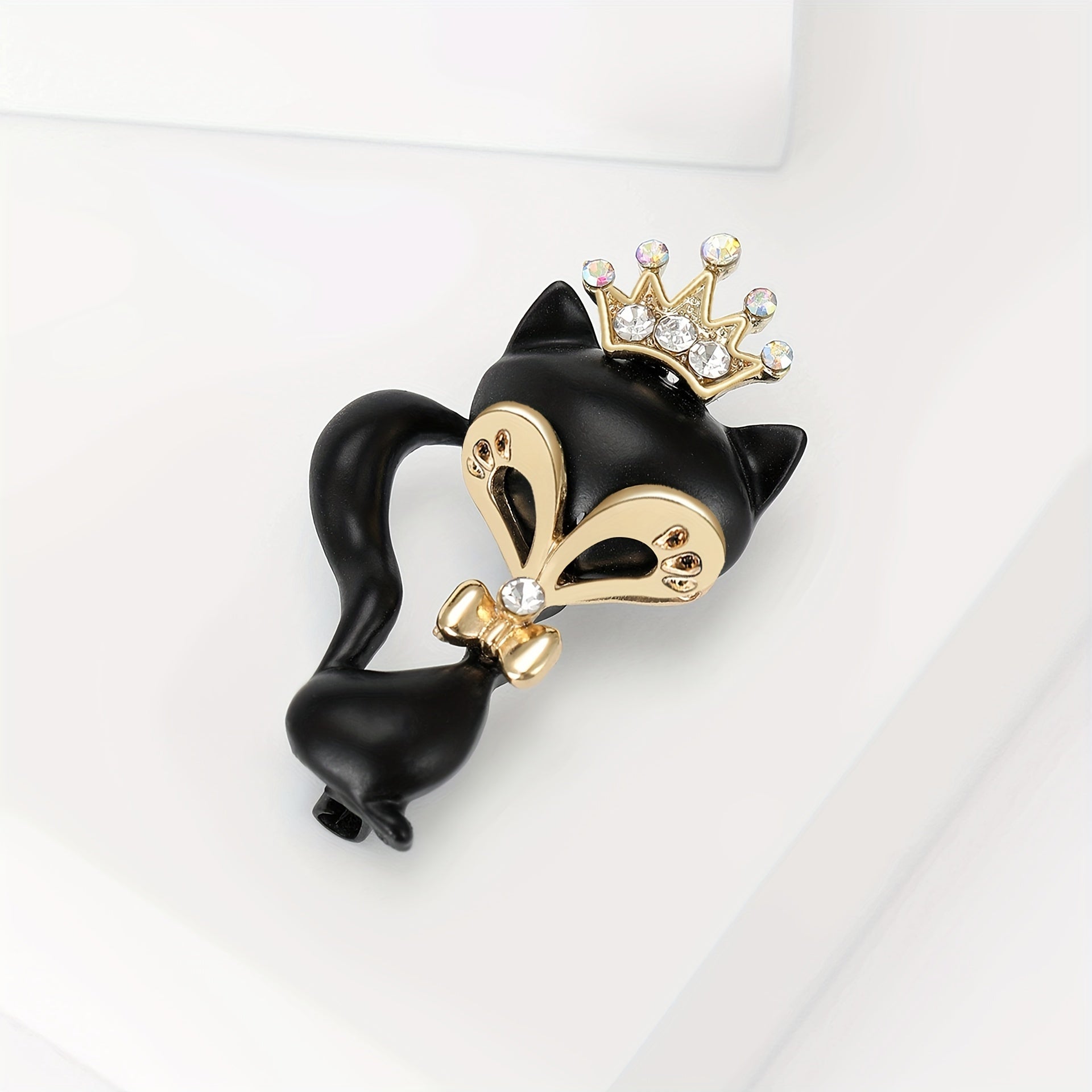 Broche negro mate con corona de rhinestones, accesorio de joyería