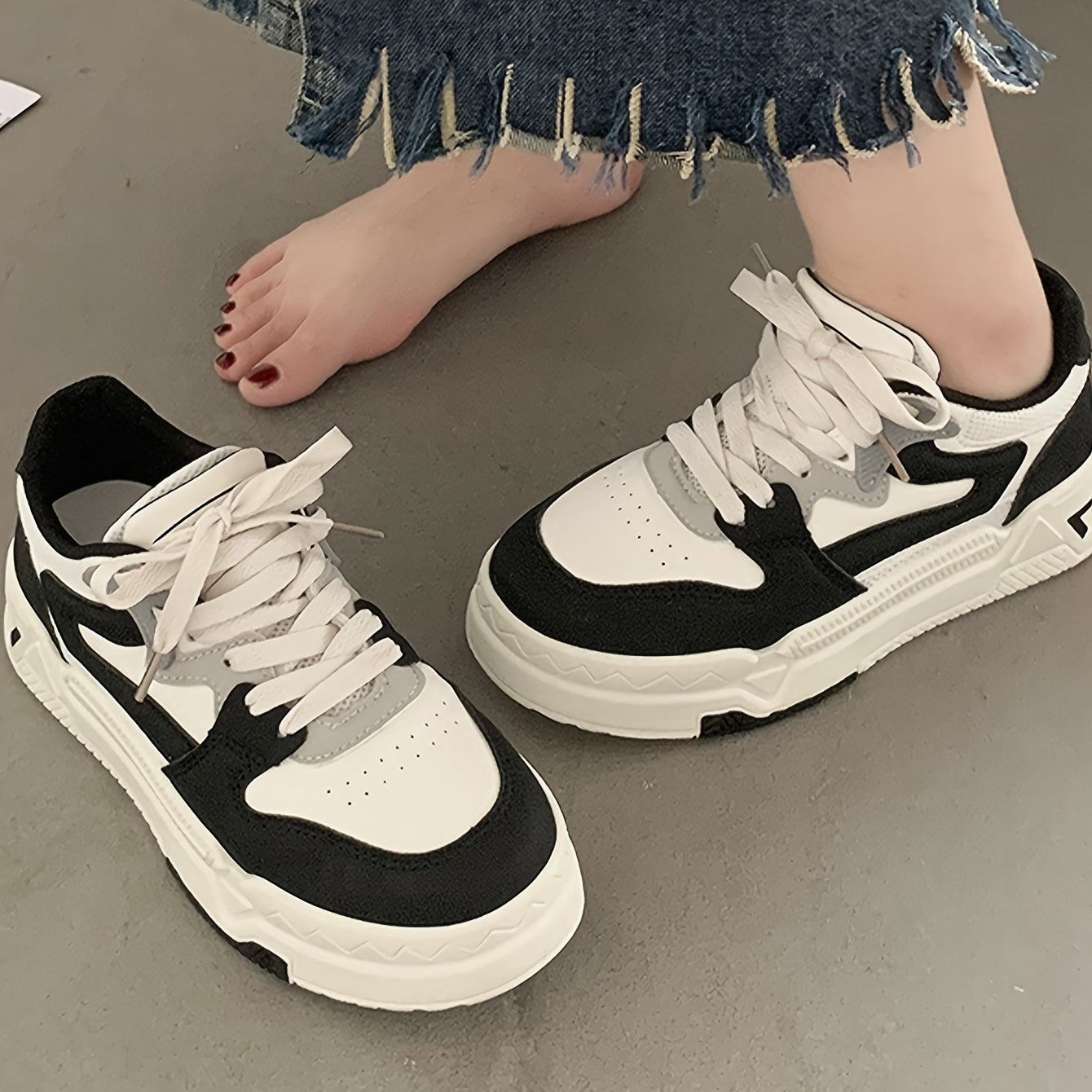 Ayollar uchun qora va oq slip-on tasodifiy sport poyabzallari, sirpanmaydigan kauchuk taglik, engil va ifloslanishga chidamli, skeytbord uchun.