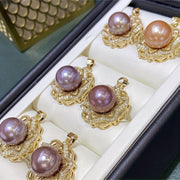 Ushbu ajoyib pandant marjon tabiiy shirin suv marvaridi charmiga ega bo'lib, vintage hashamatli 18K oltin qoplama bilan nafis tarzda ishlab chiqilgan. Har kuni kiyish va maxsus tadbirlar uchun mukammal, bu 14 fevral kuni sovg'a berish uchun ideal.