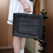 Parrilla portátil plegable de acero inoxidable, perfecta para acampar, hacer picnic y cocinar al aire libre. Diseño compacto y duradero.