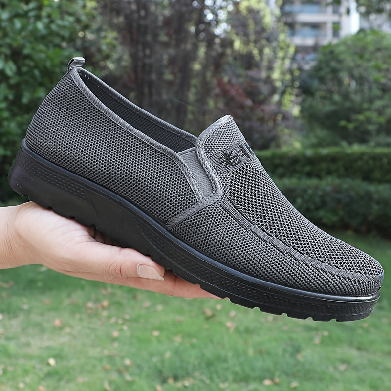 Erkaklar uchun qora rangdagi nafas oladigan, kiyish oson yurish poyabzallari, ochiq havoda faoliyatlar va har kuni qulaylik uchun mukammal.