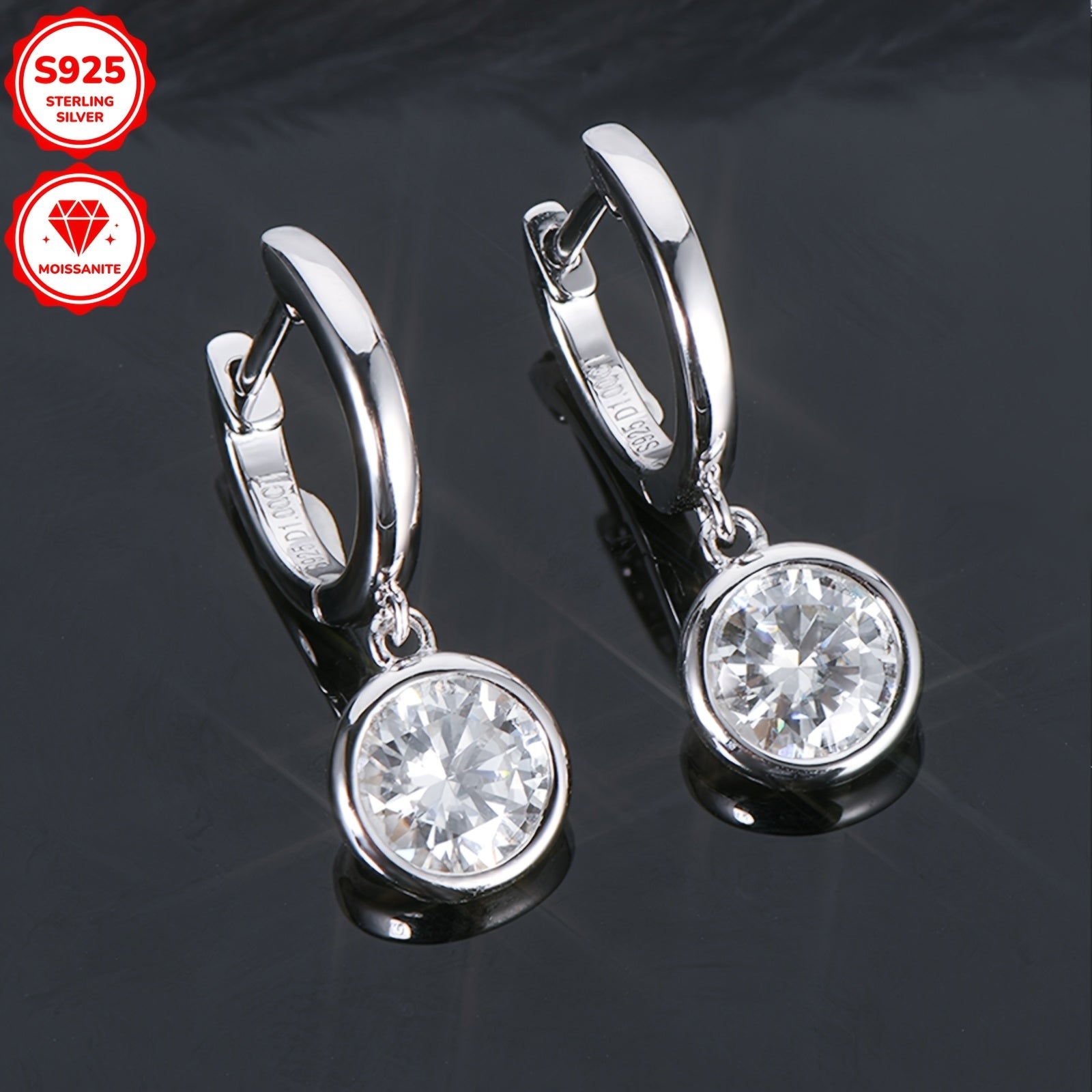 Ikkita nafis Moissanite taqinchoqlari, 2.52g kumush vazn bilan. Har biri 6.5mm bo'lgan ikki Moissanite toshi, jami 1.0 karat, 925 Sterling Silverda o'rnatilgan. Ushbu dumaloq Moissanite taqinchoqlari har qanday kiyimga joziba qo'shish uchun mukammaldir.