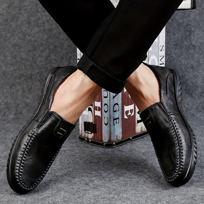 Erkaklar uchun qora loferlar, bo'linma charm yuqori qismi, yumshoq taglik va har mavsumga mos tasodifiy uslub. PU ichki astar va kauchuk taglik bilan jihozlangan.