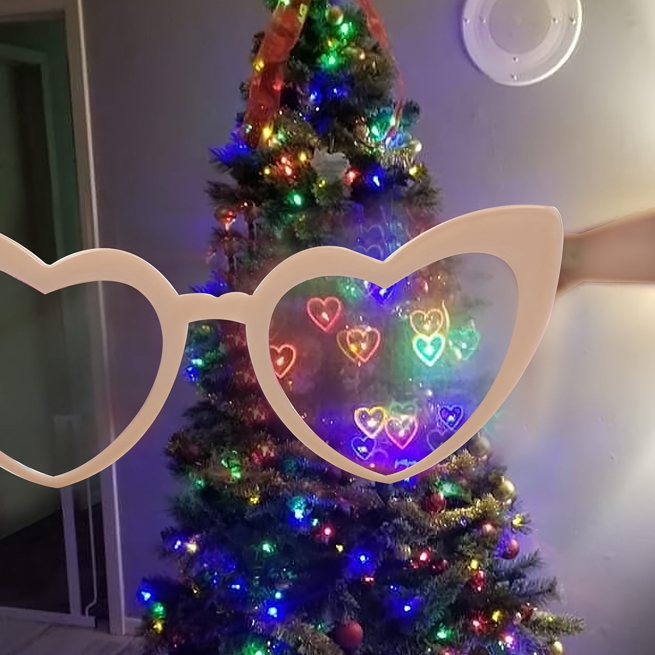 Ayollar uchun yurak shaklidagi diffraksiya ko‘zoynaklari, o‘rta rangli ramkalar bilan, partiyalar va festival uchun