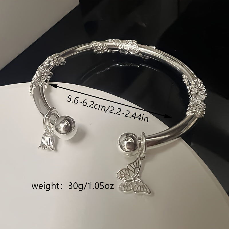 Vintage uslubidagi S999 kumush kapalak bilaguzuk, sozlanadigan gullar o'yilgan dizayni bilan - kundalik kiyish va Rojdestvo yoki Sevgi kuni uchun sovg'a berish uchun mukammal. Saroy uslubida qo'l zanjiri sifatida kiyilishi mumkin.