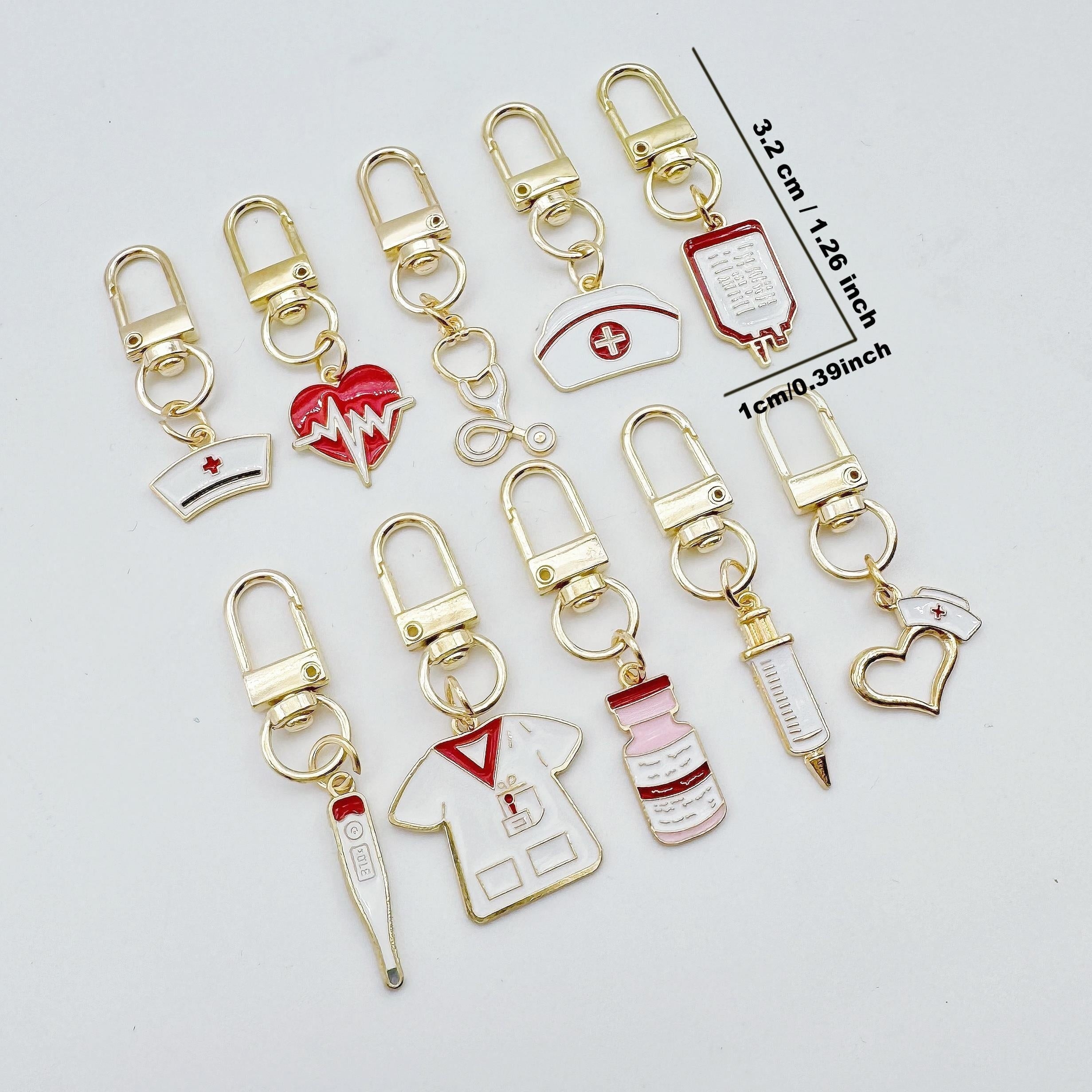 10 ta hamshira mavzusidagi qotishma kalit zanjirlar to'plami, karikatura tibbiy charm va professional bezakli kalit halqalari bilan, dumaloq halqa qopqog'i va to'rtburchak shakllari bilan. Hamshira kuni sovg'alari va bezaklari uchun mukammal.