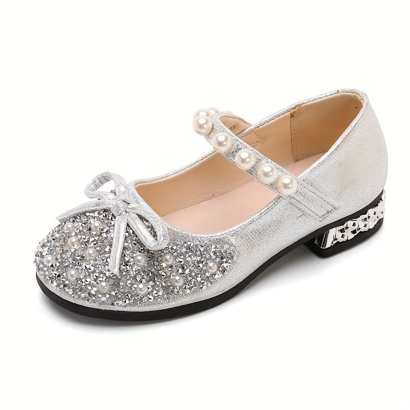 Kichkina qizlar uchun kristall bezakli malika poyabzallari, yoz uchun mukammal. Yumshoq taglikka ega va o'rta va katta bolalar uchun baland to'piqlar bilan mavjud.