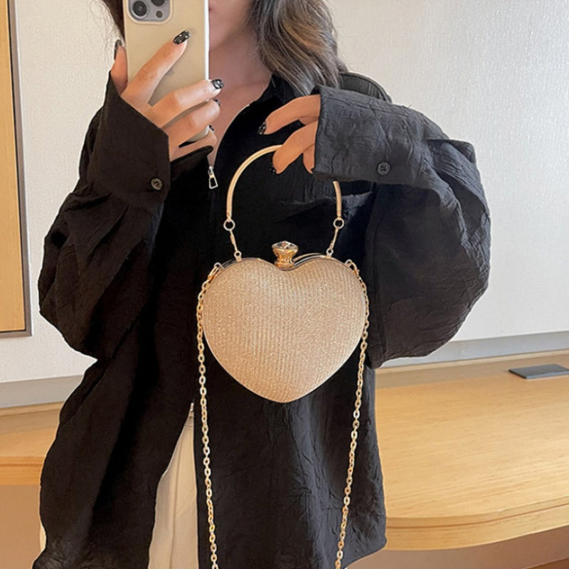 Ayollar uchun zamonaviy qora kesma sumka, porloq zanjir, yurak shakli, metall bezaklar, tugmachali yopiq, partiya, to'y, uchrashuv uchun.