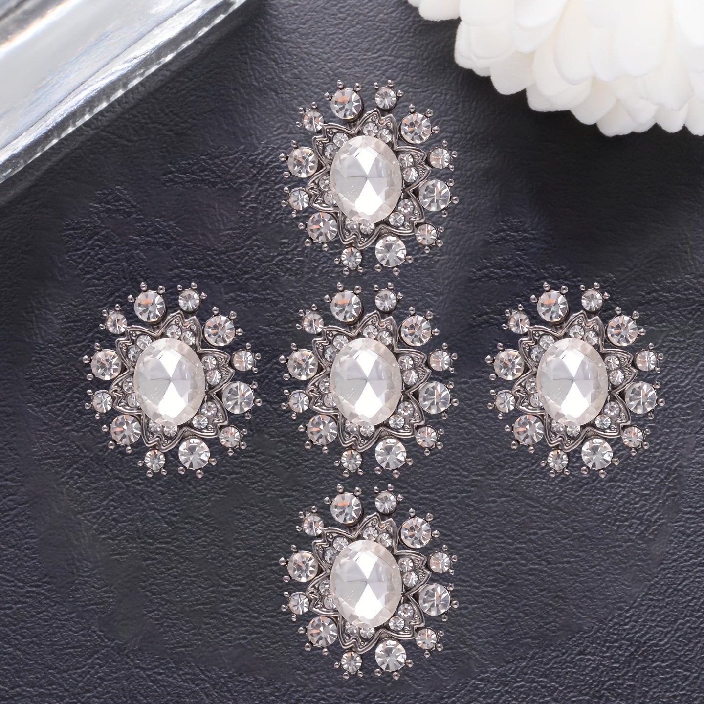 Kiyimlar, sviterlar, blazerlar uchun besh ta rhinestone zink alloy tugmasi to'plami