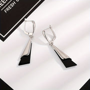 Ayollar uchun may tug'ilgan toshli, zamonaviy uslubdagi S925 sterling kumush ikki rangli uchburchak tassel uzun sirg'alar, har kuni kiyish uchun yoki sovg'a sifatida mukammal, zamonaviy quloq tushirish, moda zargarlik.