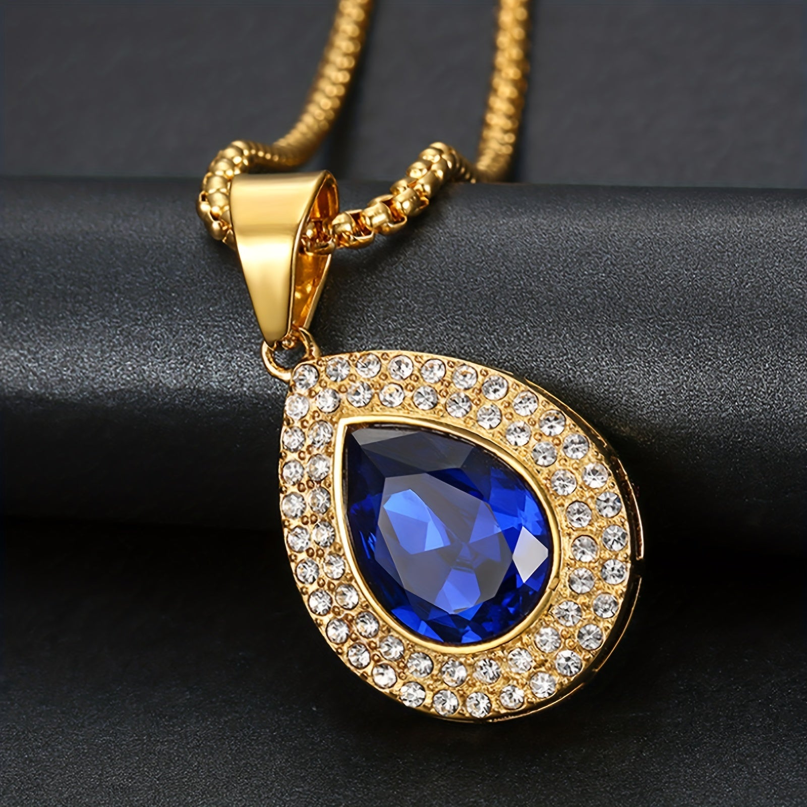 Zargarlik to'plamidagi ajoyib zanglamas po'latdan yasalgan suv tomchisi pandantli marjon, porloq kubik zirkoniy bilan bezatilgan - hashamatli va romantik ayollar to'y ko'rinishi uchun mukammal, maxsus kunda kelin uchun ideal.