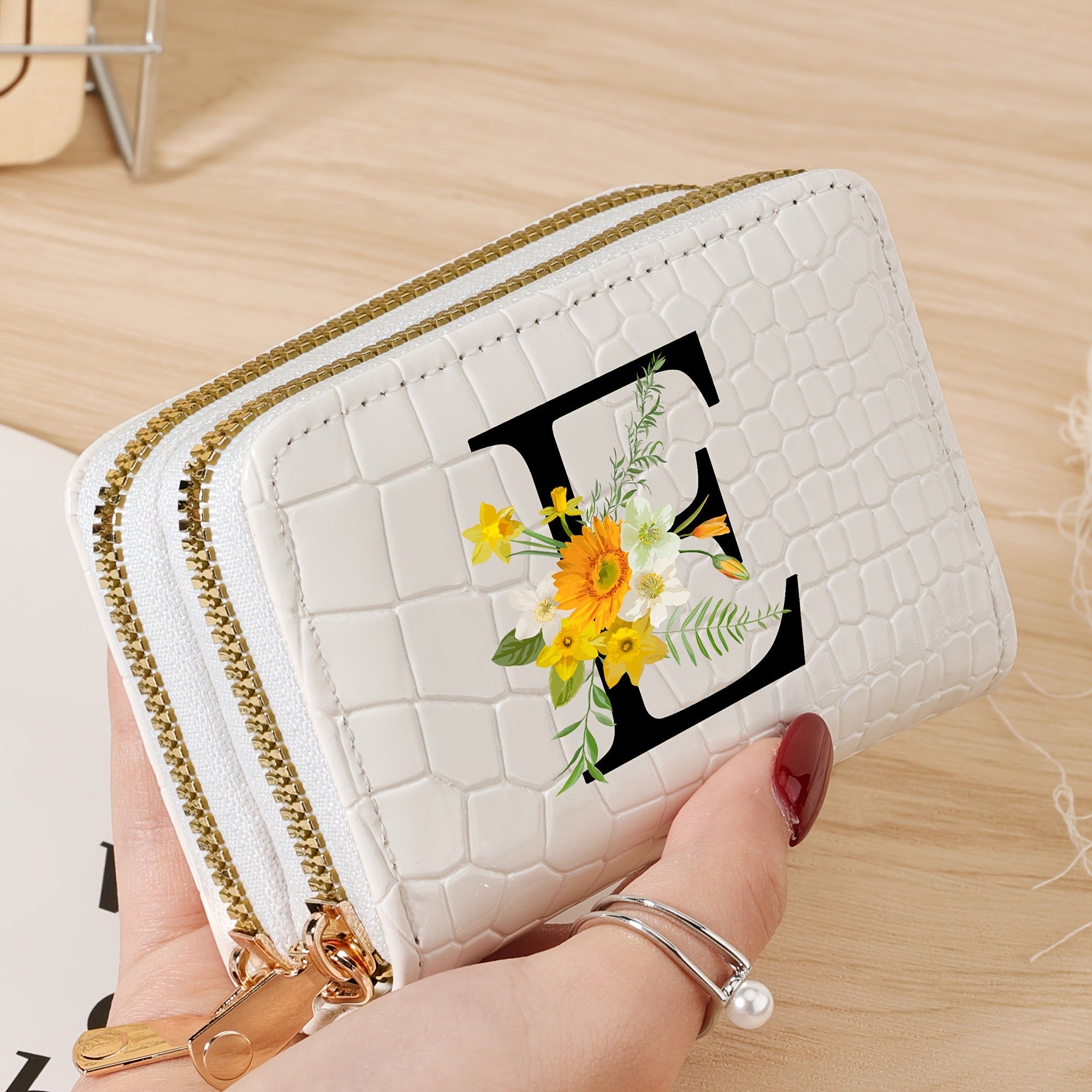 Bir nechta slotlari va zamonaviy fermuari bo'lgan mustahkam kredit karta saqlash sumkasi, maktab, yotoqxona va maktabga qaytish uchun zarur bo'lgan buyumlar uchun.