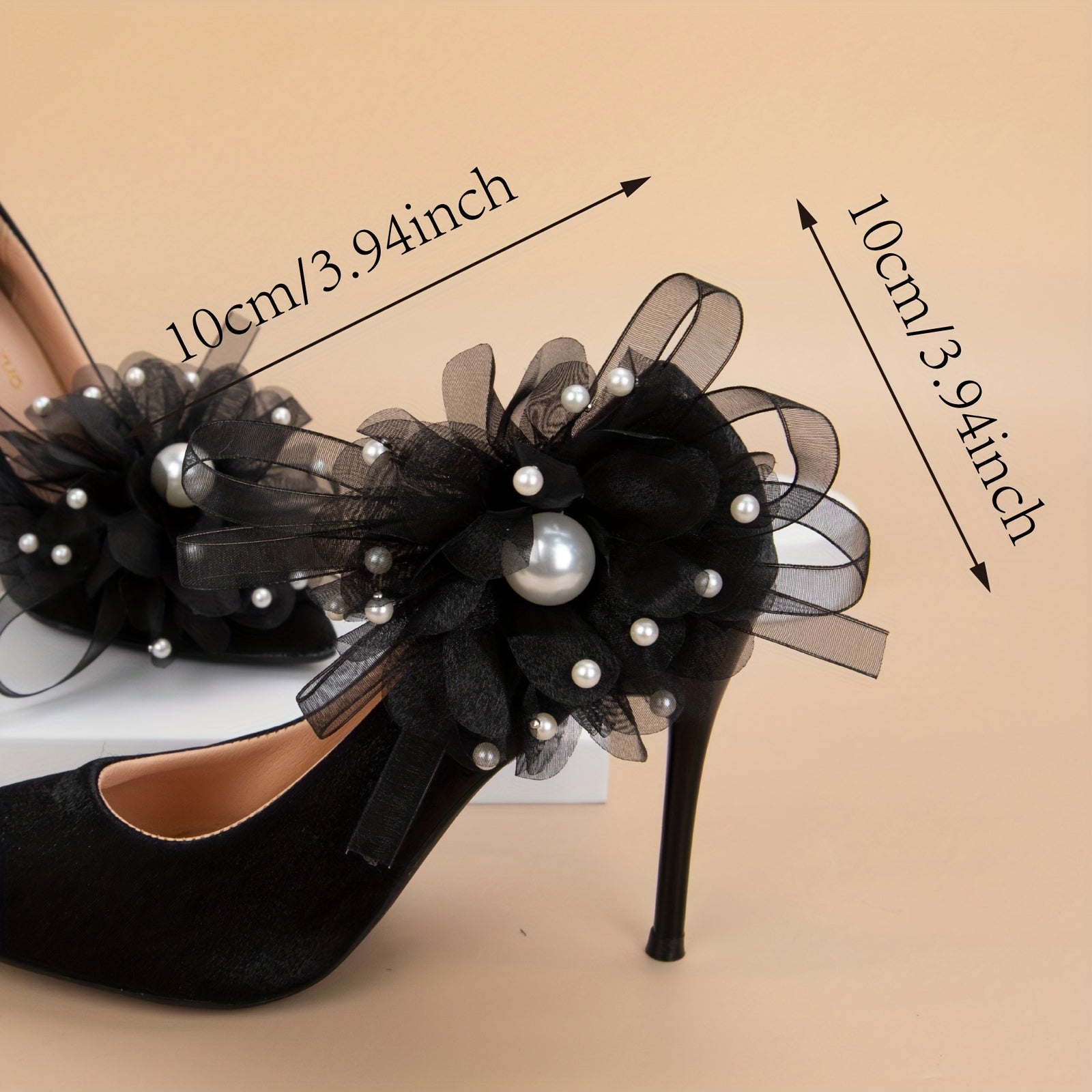 Ayollar uchun qora gullü incil bilan ajraladigan poyabzal kliplari, buklangan tül bilan bog‘langan qoqimli bow