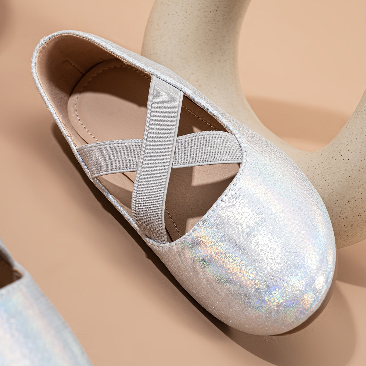 Qizlar uchun elastik xoch shaklidagi bog'ichlari bo'lgan balet poyabzallari