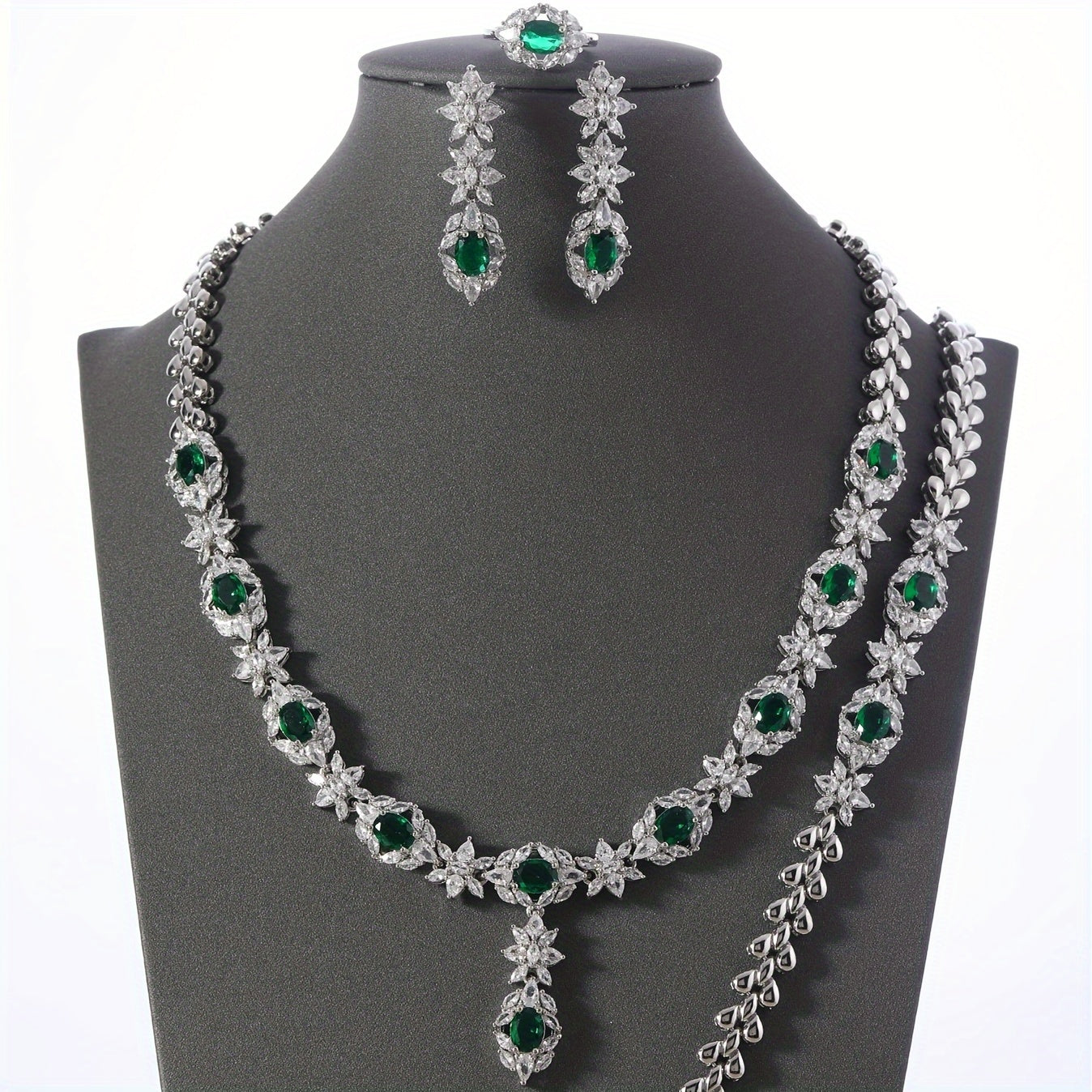 Zamonaviy 4-qismli zargarlik to'plami: 18K oltin qoplamali mis, sun'iy zirkoniya toshlari bilan bezatilgan, marjon, bilaguzuk va uzukdan iborat - to'ylar va 14-fevral kabi maxsus tadbirlar uchun mukammal.