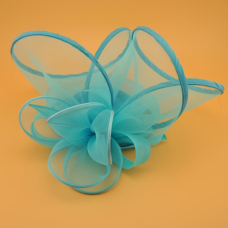 To'ylar va partiyalar uchun klip bilan qora va oq tarmoq gul fascinatori