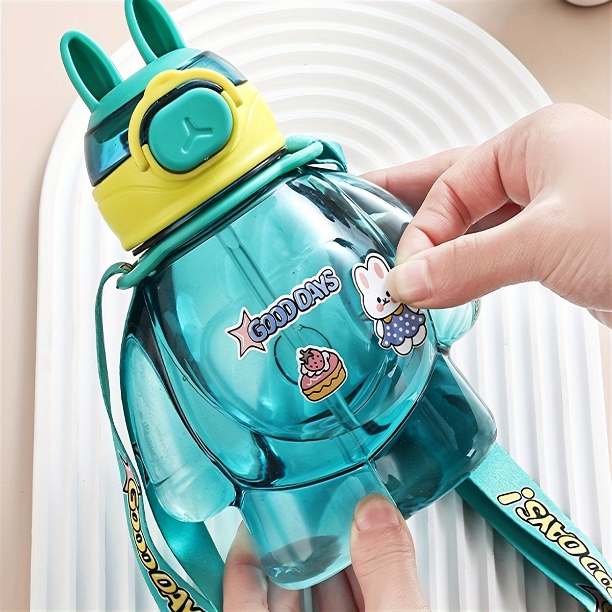 650 мл пластиковая многоразовая бутылка для воды с крышкой-кнопкой, мультяшный аниме-ремень, портативная, милая